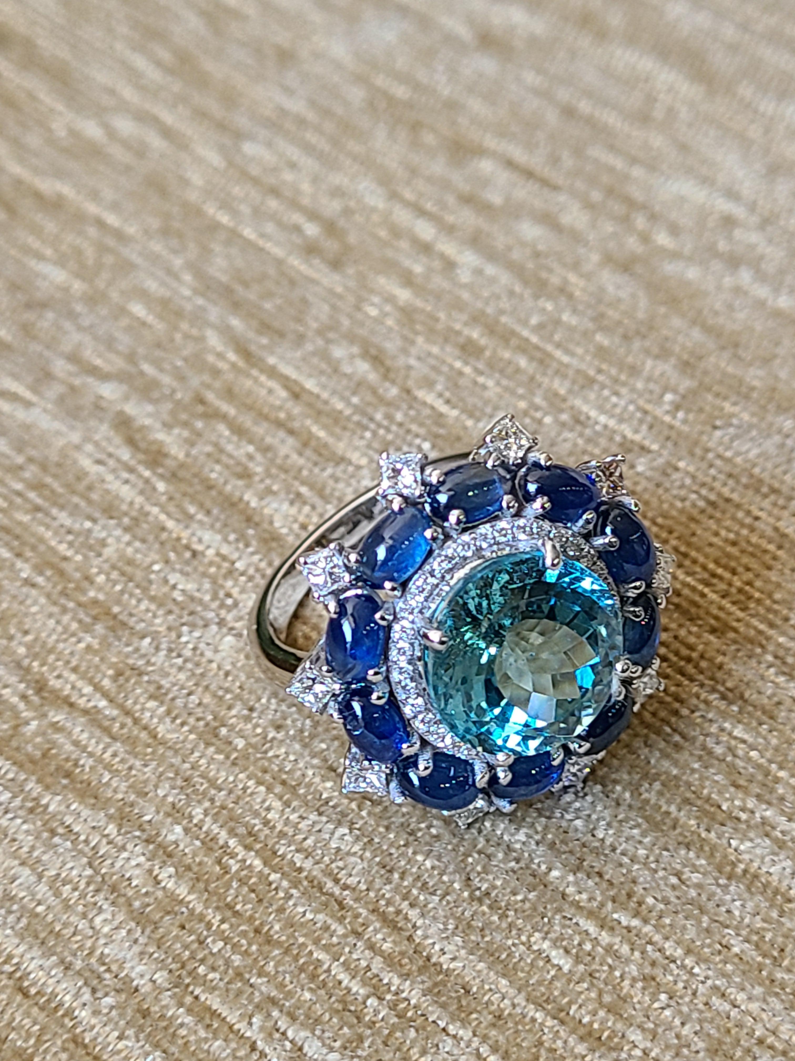 Ring mit natürlichem Aquamarin und blauem Saphir aus 18 Karat Gold mit Diamanten (Moderne)