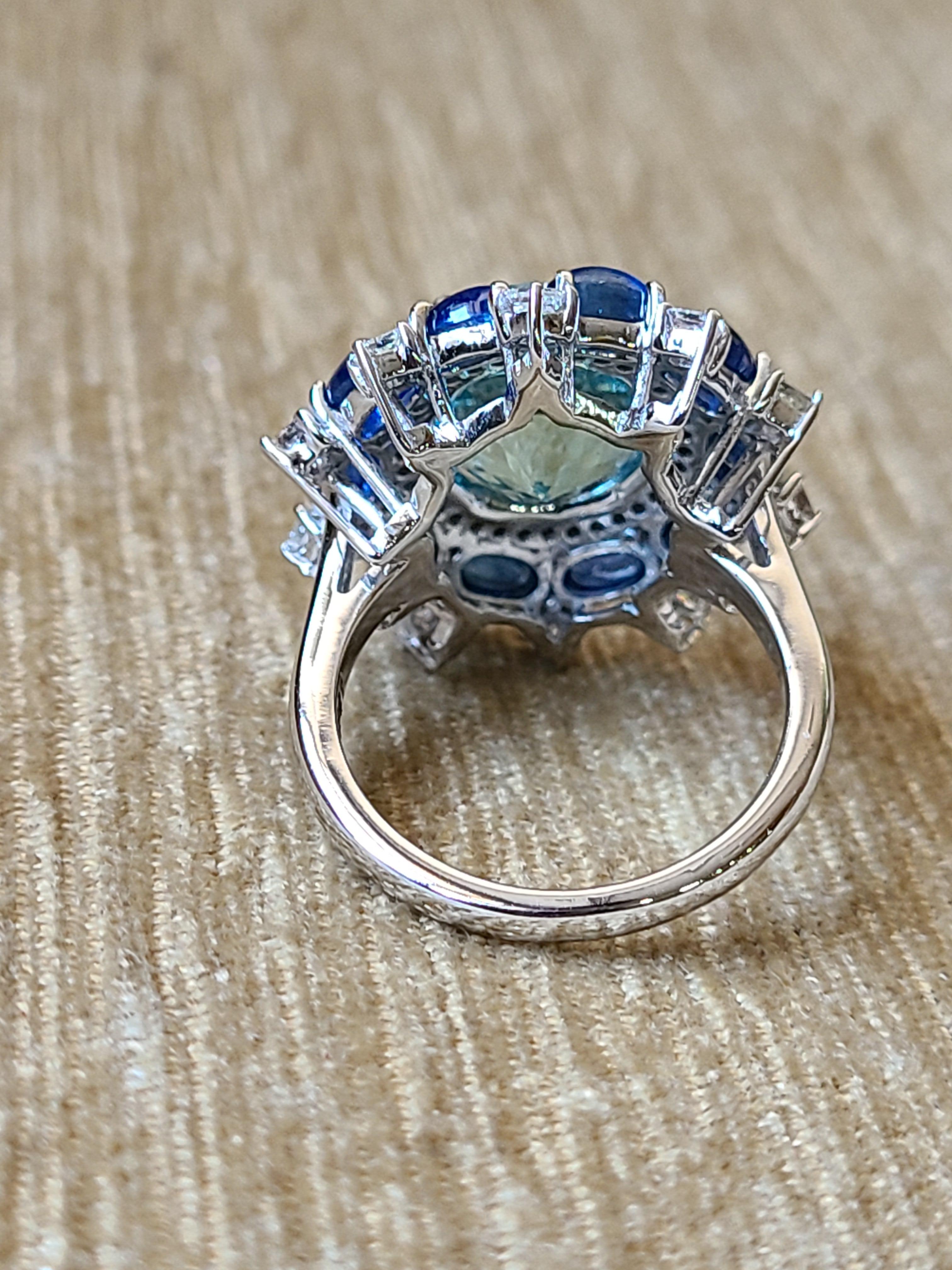 Ring mit natürlichem Aquamarin und blauem Saphir aus 18 Karat Gold mit Diamanten (Rundschliff)