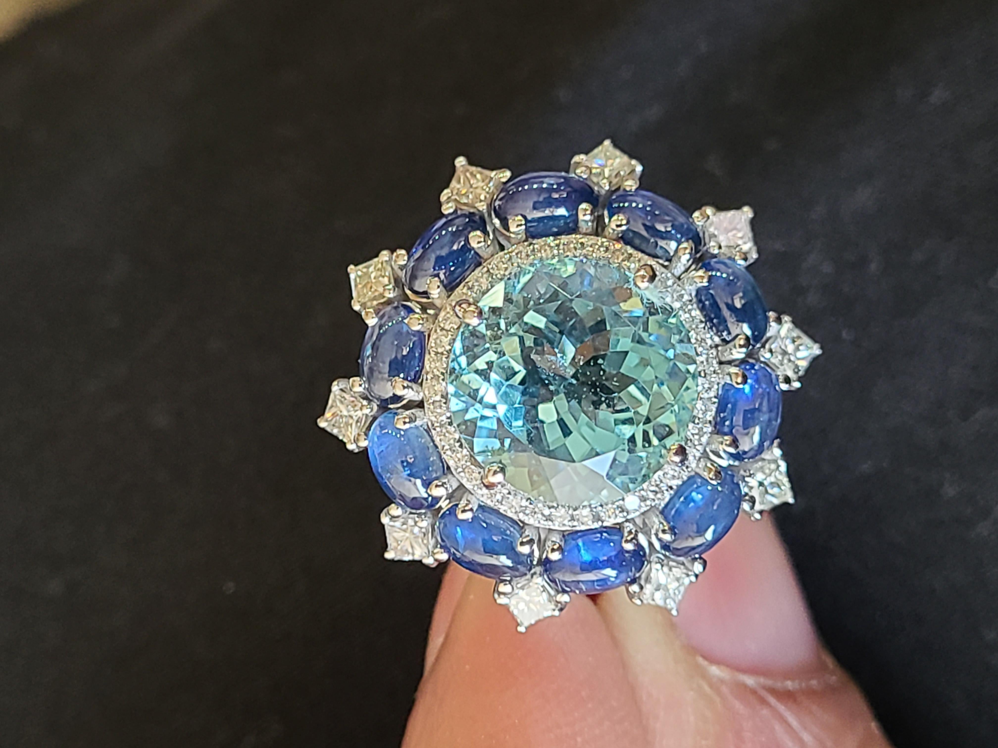 Ring mit natürlichem Aquamarin und blauem Saphir aus 18 Karat Gold mit Diamanten im Zustand „Neu“ in Hong Kong, HK