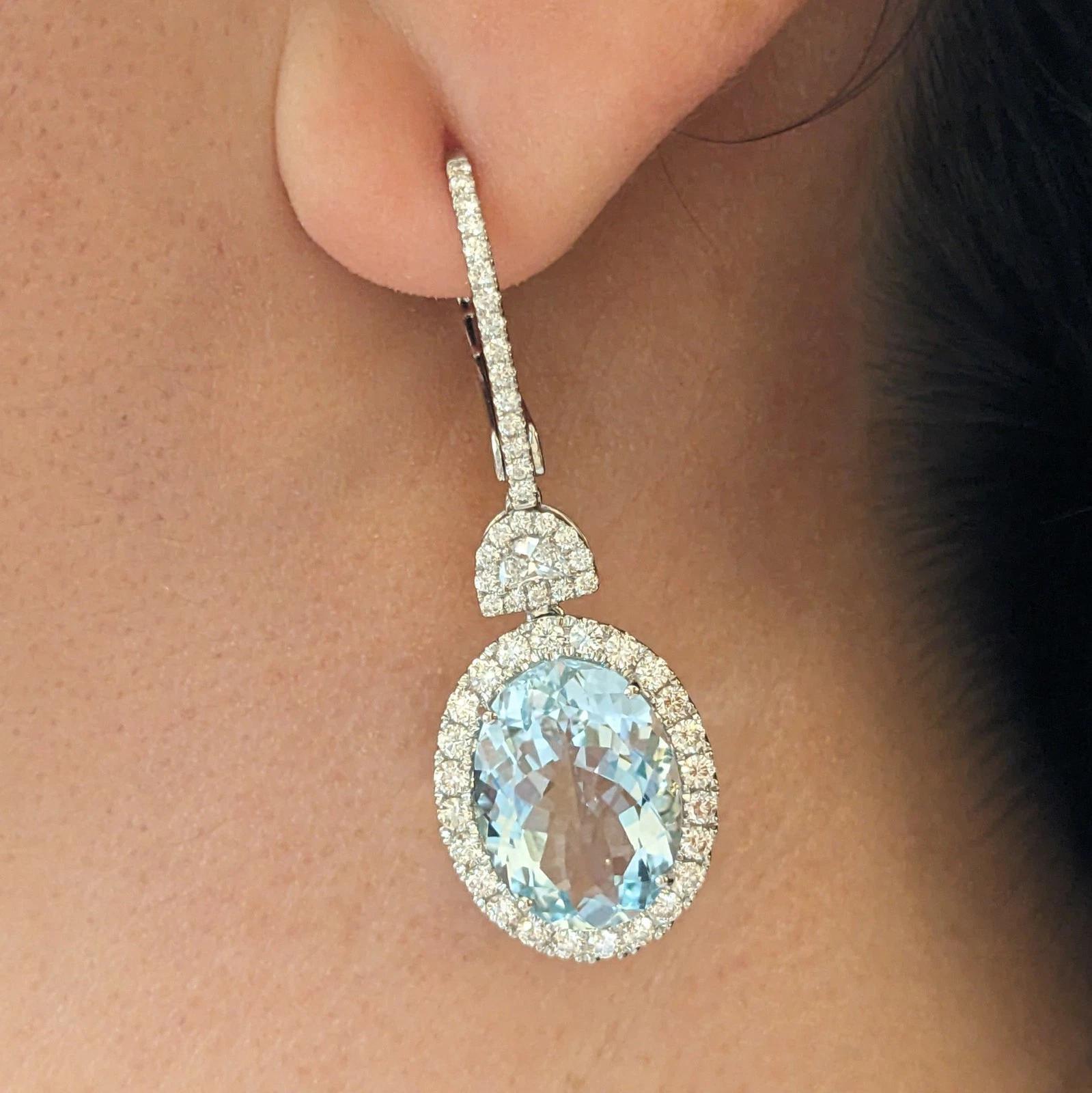 Pendientes Colgantes de Aguamarina Natural y Diamante en Oro Blanco de 18k

Pendientes de aguamarina y diamantes con grandes aguamarinas ovaladas  rodeada de Diamantes Brillantes Redondos y cuelga de un semicírculo de Diamantes Redondos y