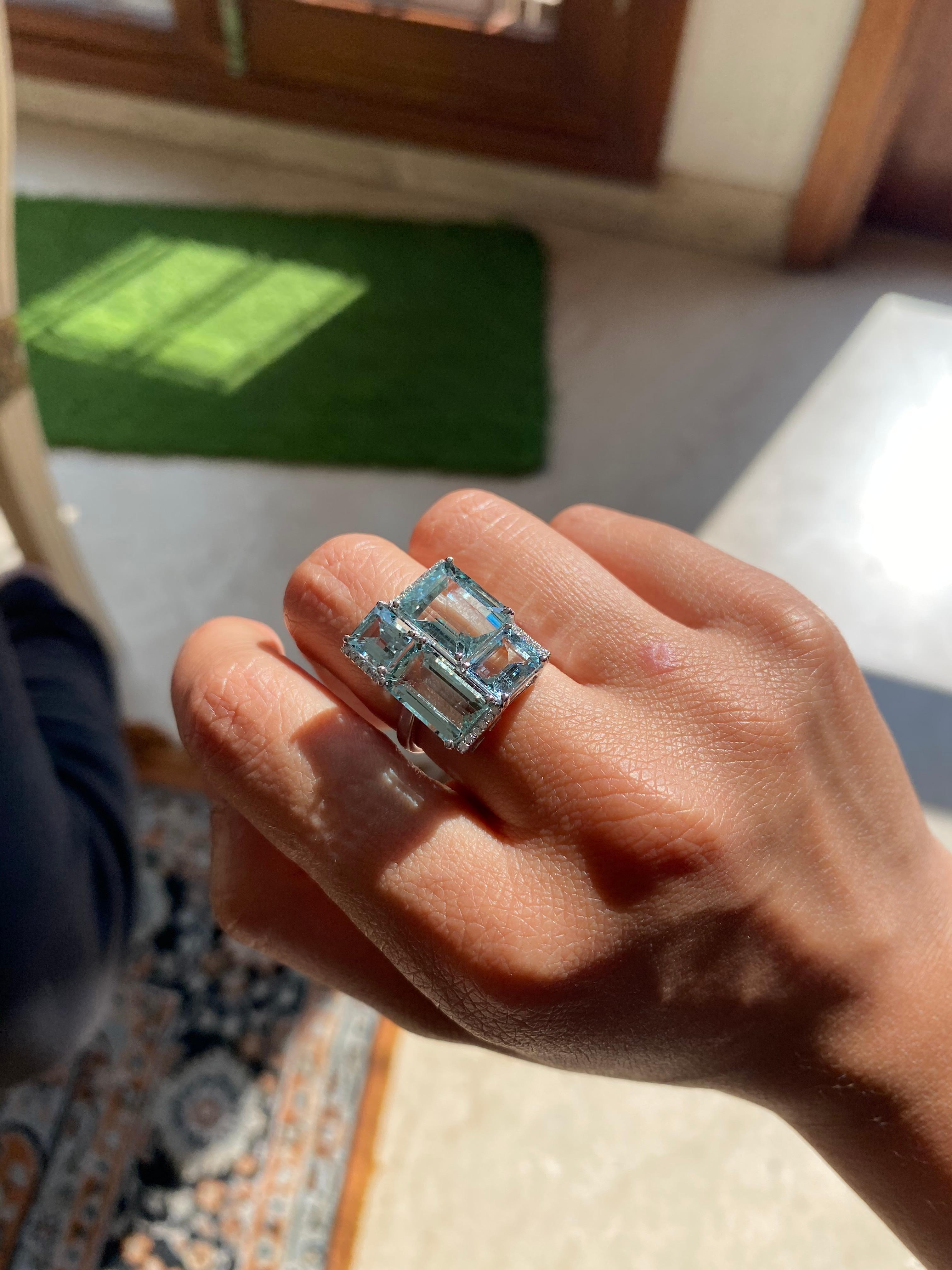 Modern Natural Aquamarine and Diamond Ring Set in 18 Karat Gold