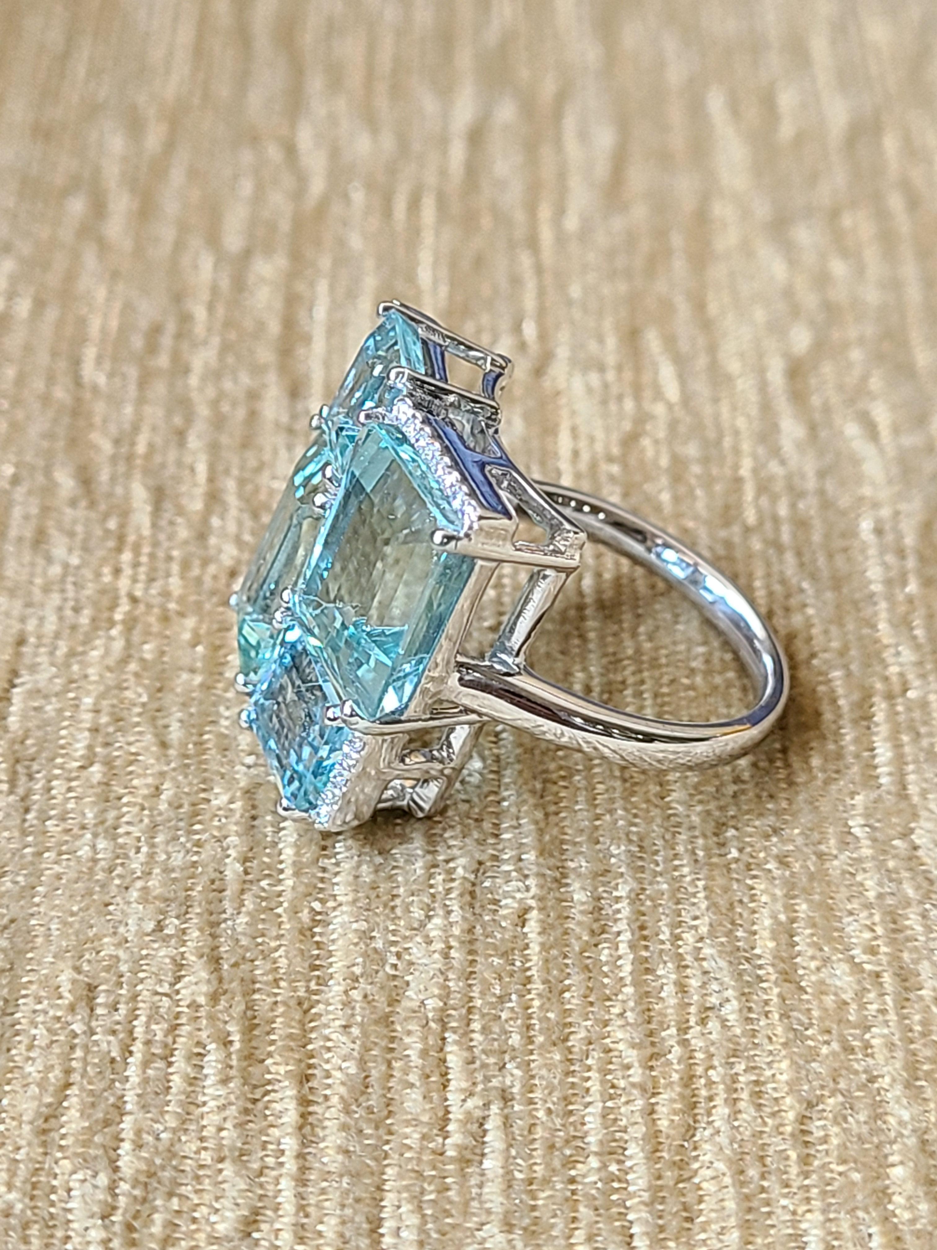 Natural Aquamarine and Diamond Ring Set in 18 Karat Gold In New Condition In Hong Kong, HK