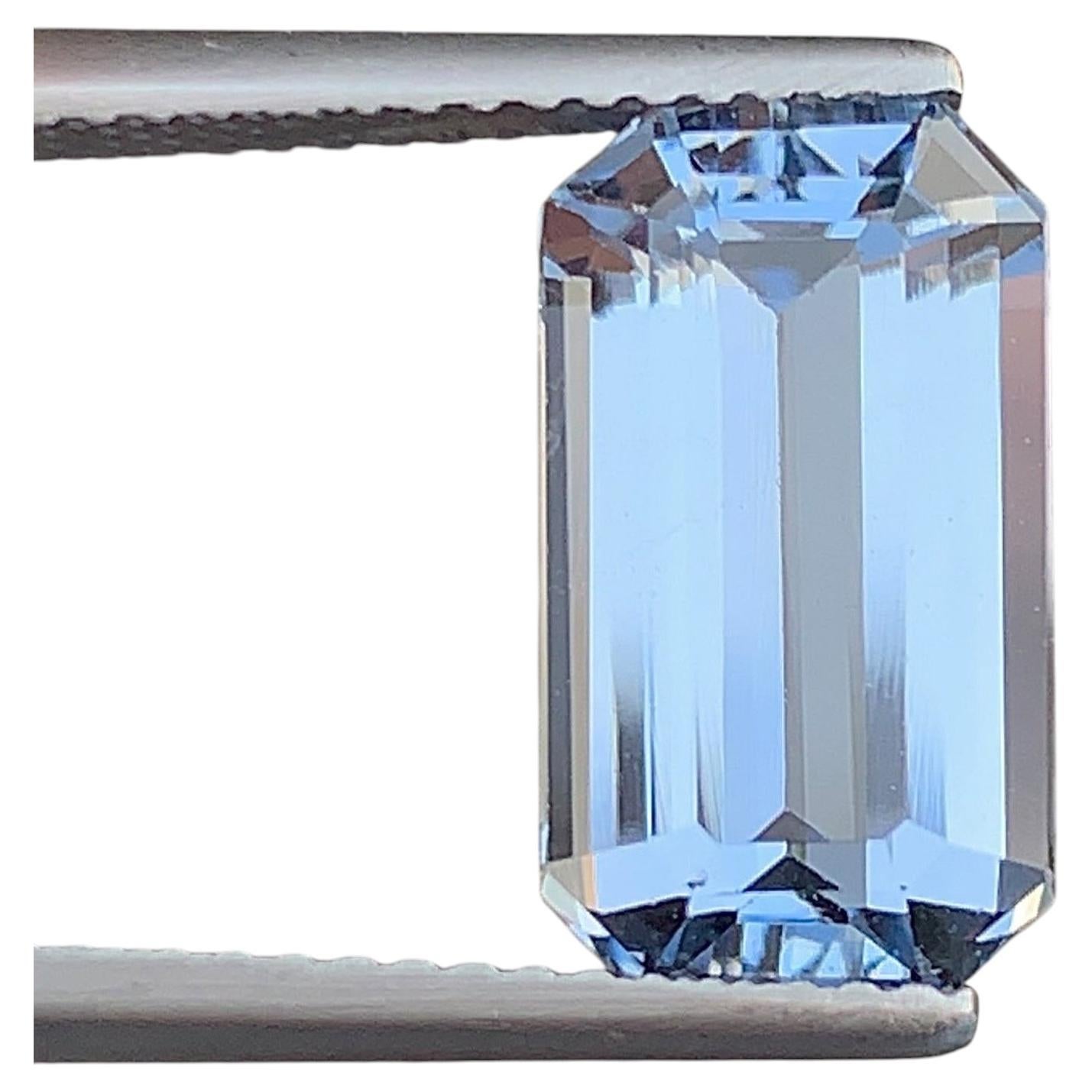 Natural Aquamarine Beryl Gemstone: 3.86 Carat Emerald Cut