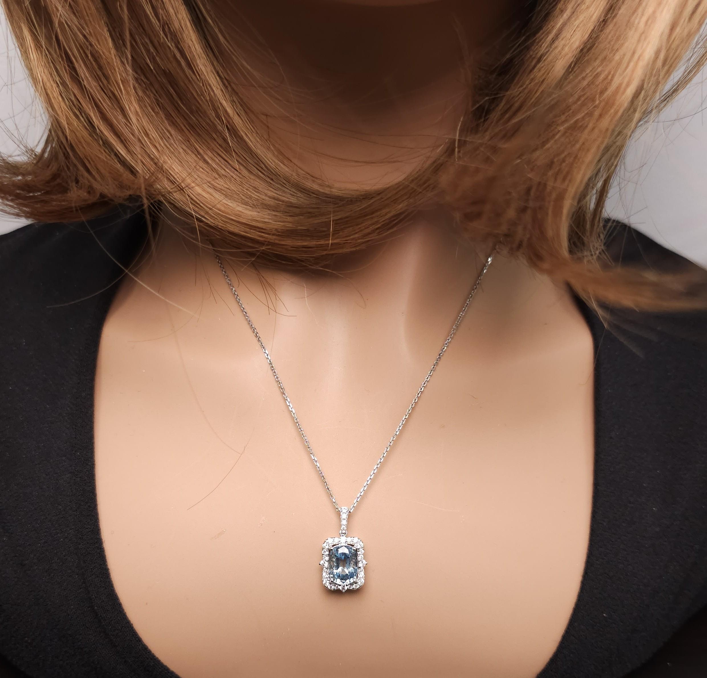 Pendentif en or 2,72 carats poids total avec aigue-marine naturelle taille coussin Neuf - En vente à New York, NY