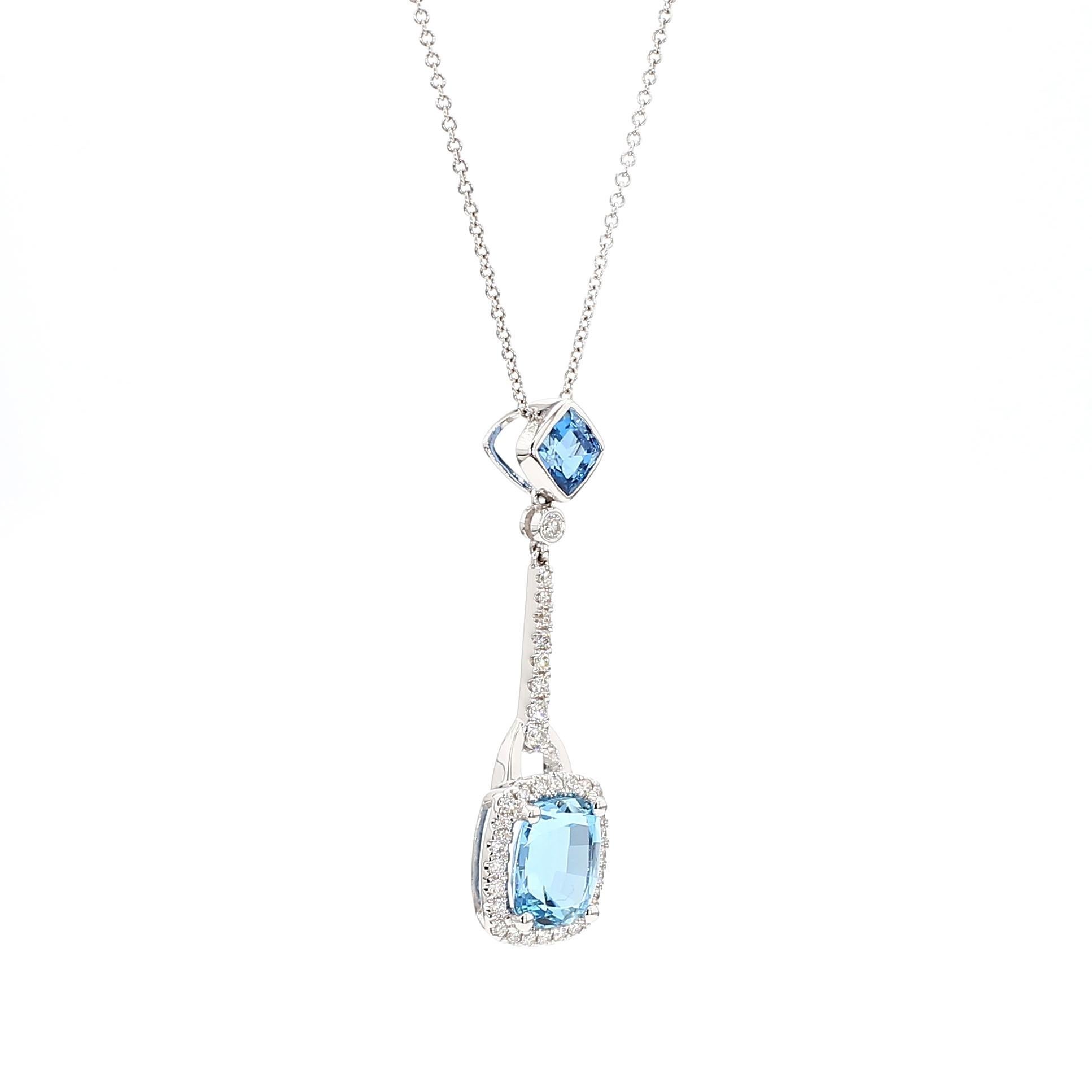Precioso colgante de aguamarina de RareGemWorld. Montada en un precioso engaste de Oro Blanco de 18 quilates con dos aguamarinas naturales de talla cojín rodeadas de melee de diamantes blancos naturales redondos. Este colgante impresionará y