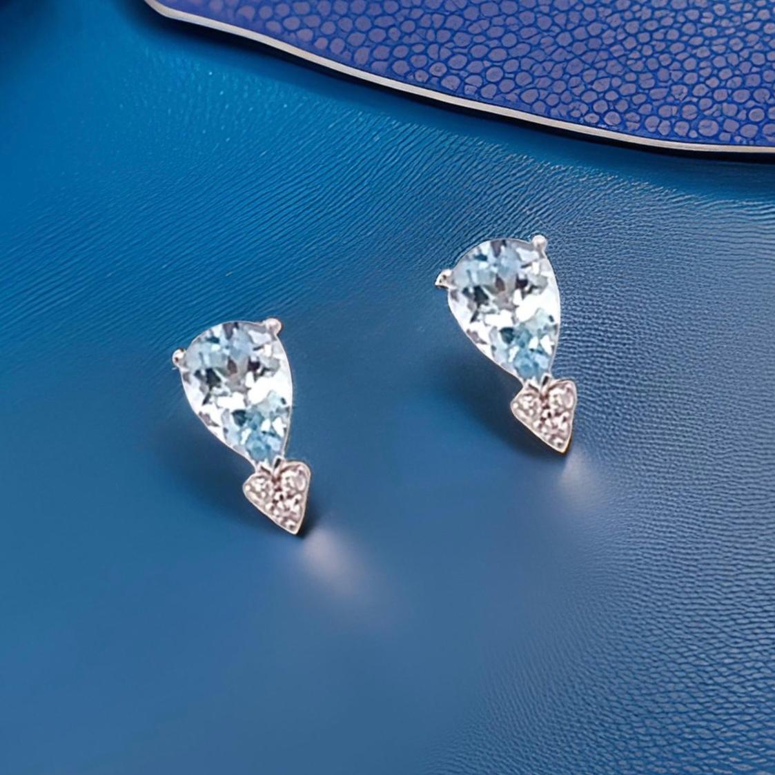 Orecchini con diamanti e acquamarina naturale a forma di pera finemente sfaccettata in oro 14k con 3,07 TCW certificati $2,950 210757

Questi orecchini di acquamarina e diamanti sono stati certificati, ispezionati e valutati dal Gemological
