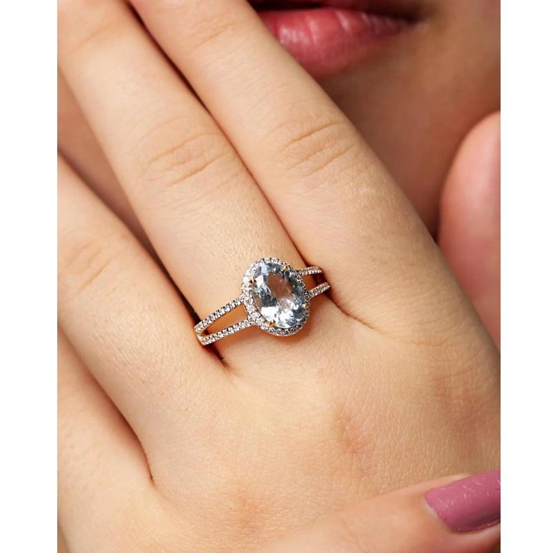 Soulignant l'éclat des eaux de l'océan capturé dans la pierre précieuse aigue-marine utilisée dans cette bague à halo de diamants, cette pièce vous fera briller à des kilomètres à la ronde. Faites ressortir la féminité qui est en vous avec grâce et