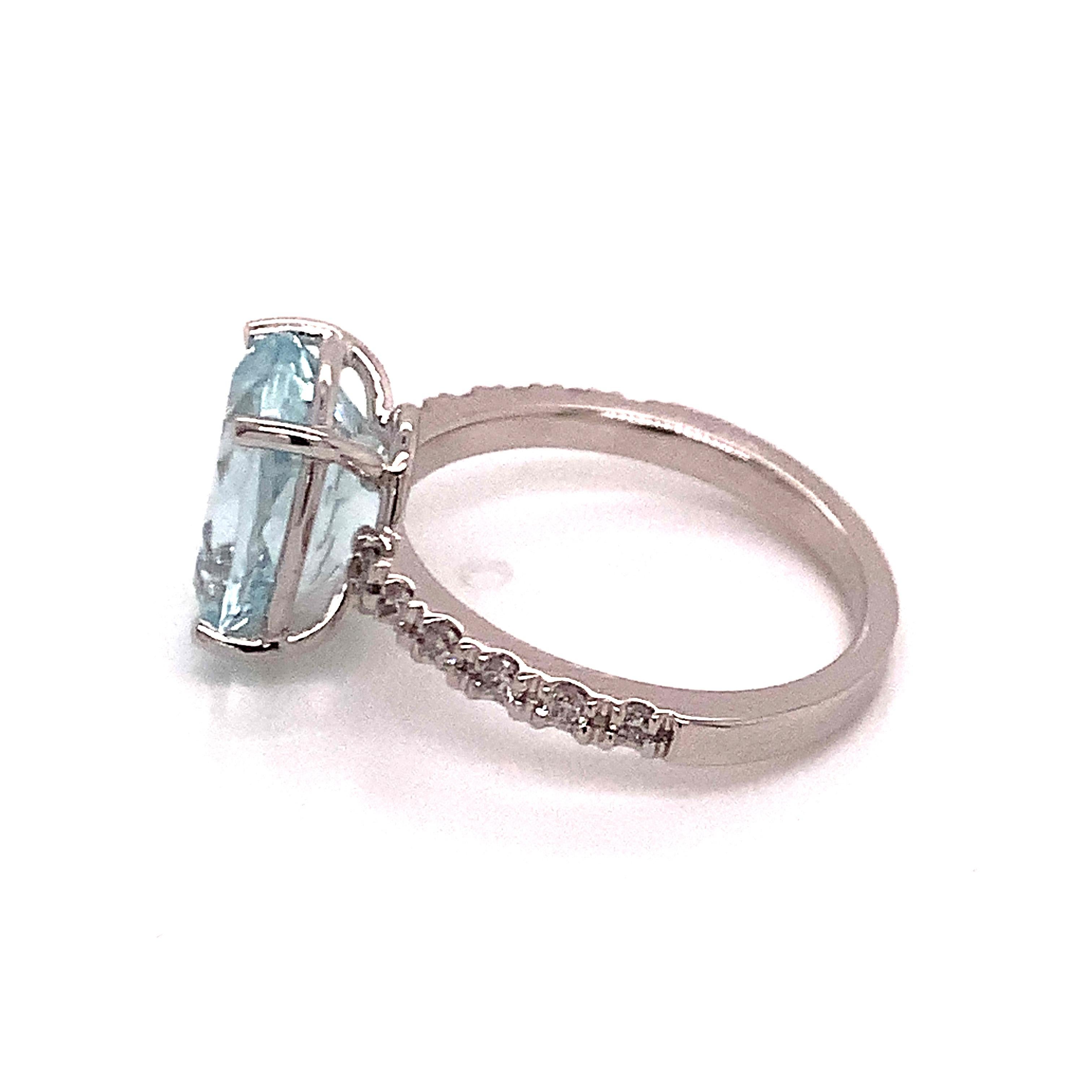 Taille ovale Bague en or blanc 14 carats avec aigue-marine naturelle certifiée TCW 5,09 carats en vente