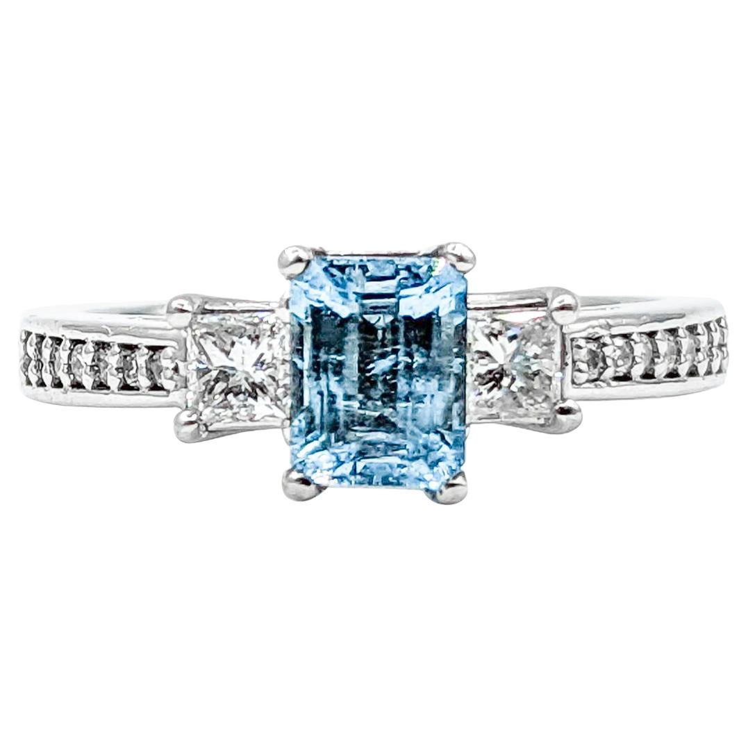 Ring mit natürlichem Aquamarin und Diamant