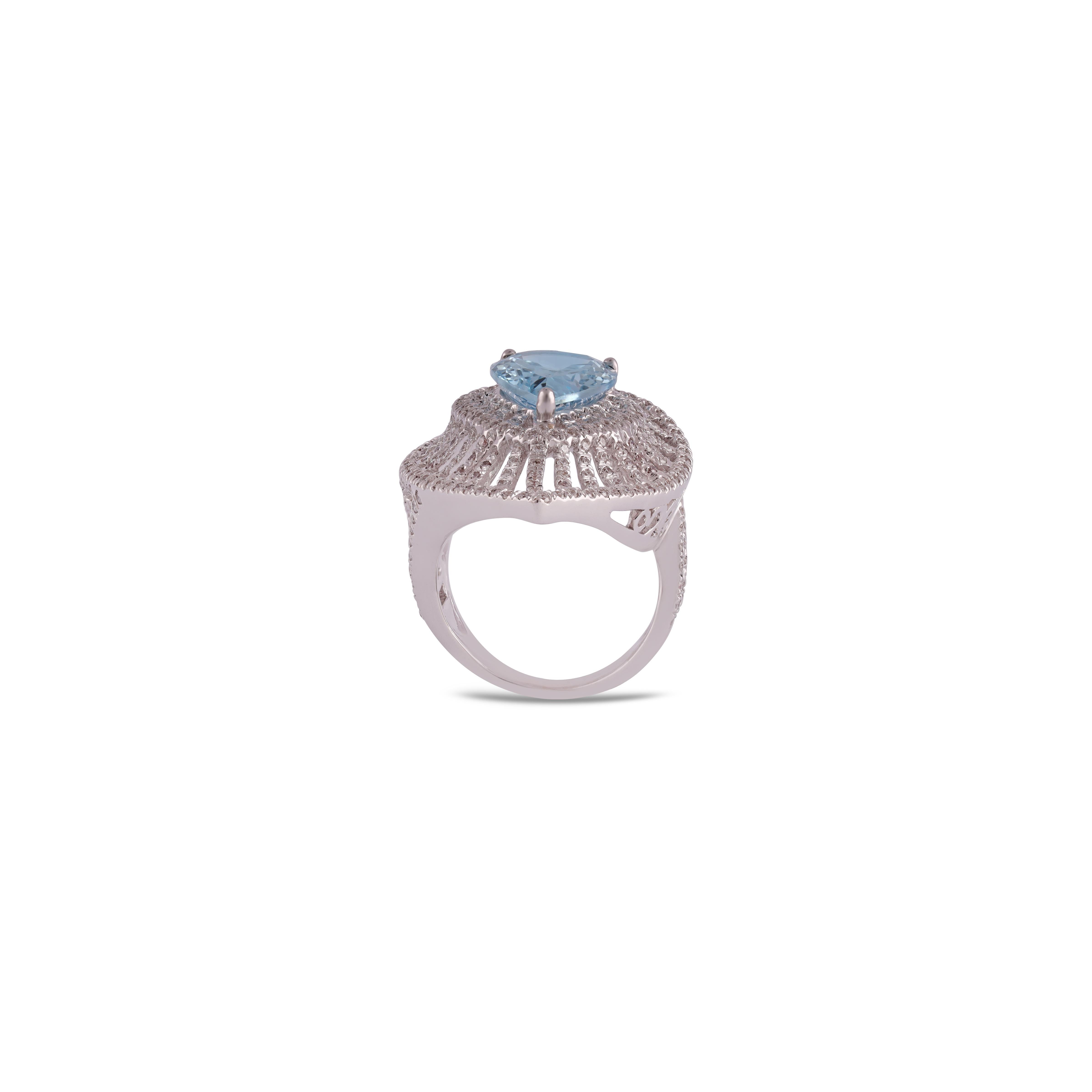 Contemporary Natural Aquamarine & Diamond  Ring in 18k White Gold For Sale