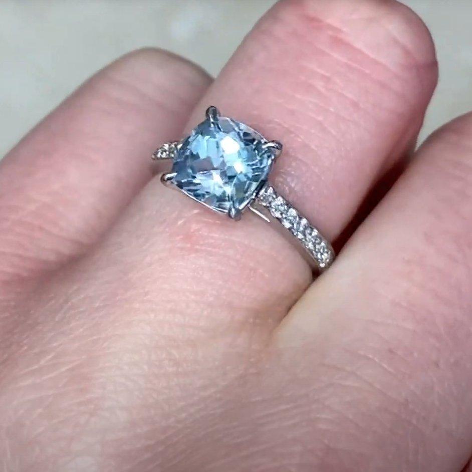 Verlobungsring mit natürlichem Aquamarin (ca. 1,50 Karat), Platin Damen im Angebot