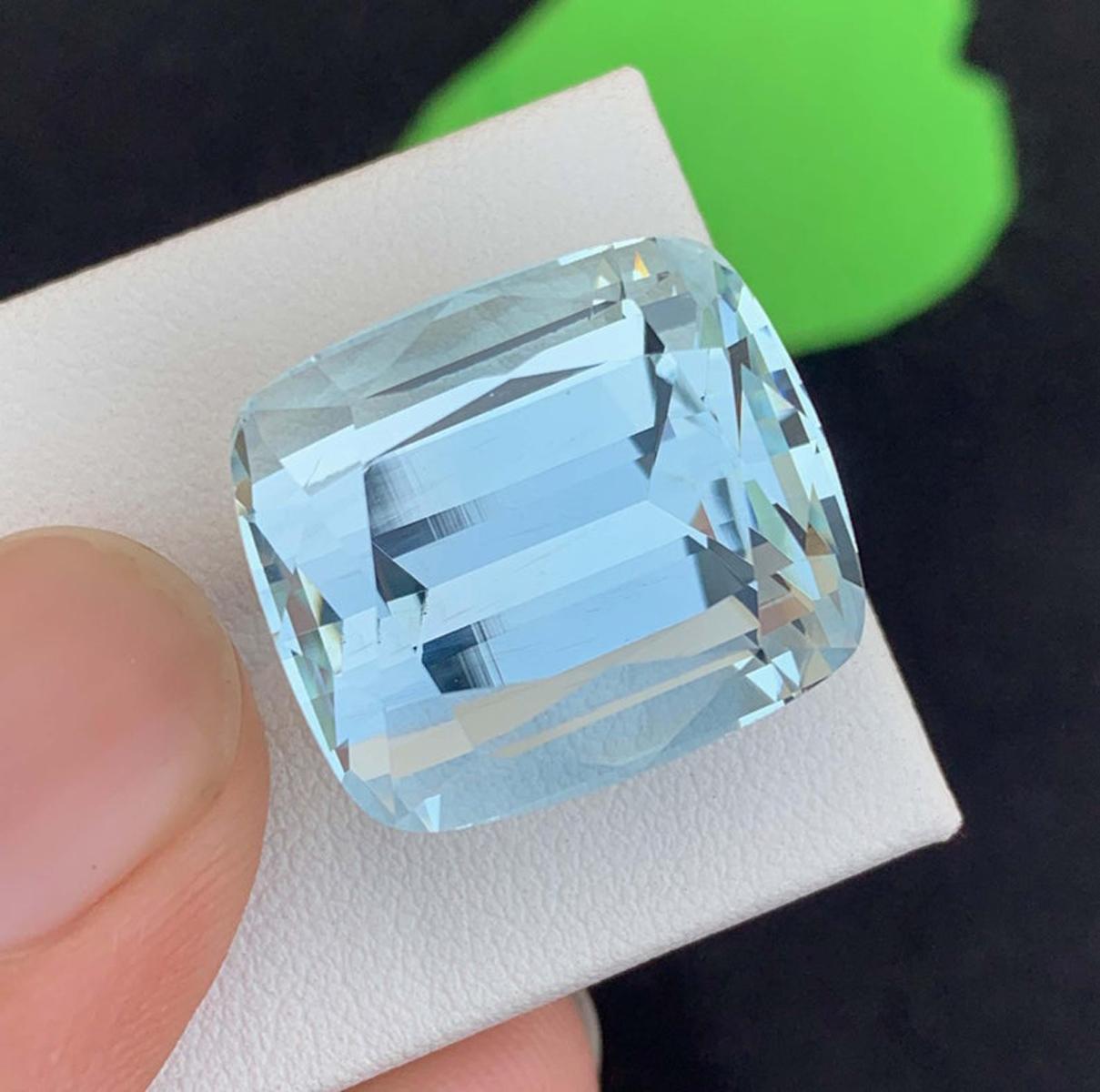 Natural Aquamarine Gemstone: 39.65 Carat Cushion Cut, Pakistan Origin In condizioni ottime in vendita a Peshawar, PK