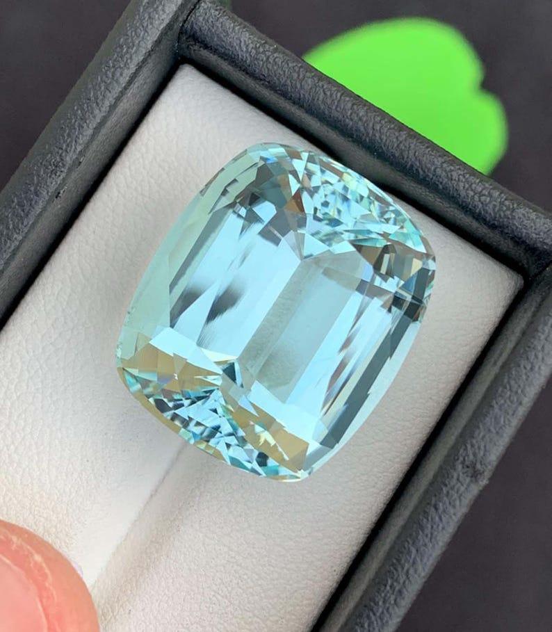 Natural Aquamarine Gemstone: 40.115 Carat Cushion Cut, Pakistan Origin In condizioni ottime in vendita a Peshawar, PK