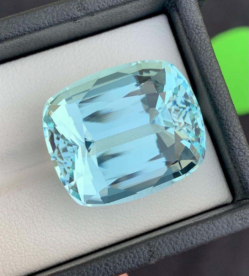 da uomo o donna Natural Aquamarine Gemstone: 40.115 Carat Cushion Cut, Pakistan Origin in vendita