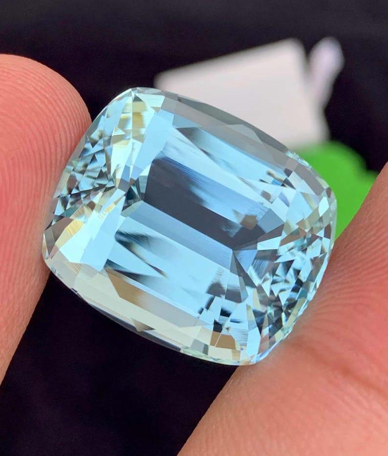 Natural Aquamarine Gemstone: 40.115 Carat Cushion Cut, Pakistan Origin in vendita 1