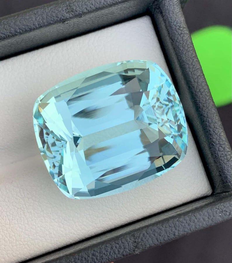 Natural Aquamarine Gemstone: 40.115 Carat Cushion Cut, Pakistan Origin in vendita 2