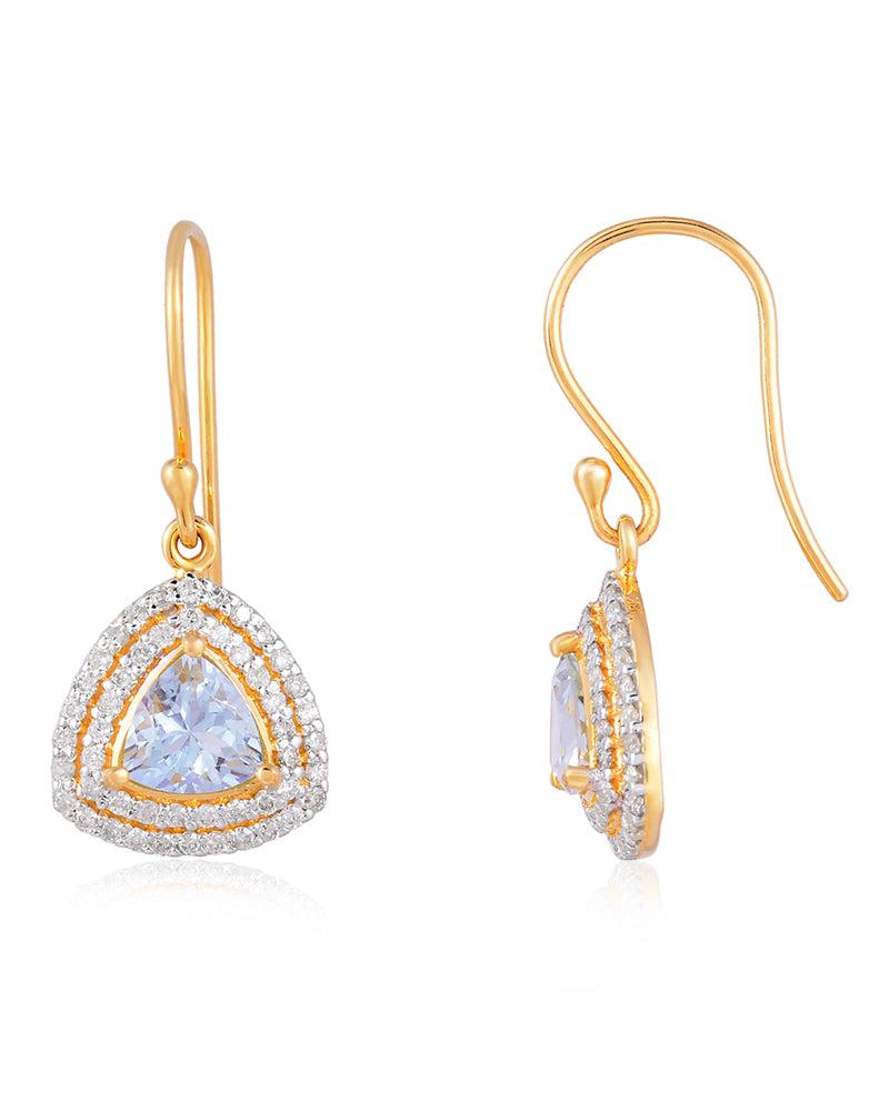 Eleganti orecchini a gancio a trilione in oro giallo 18 carati con gemma acquamarina e diamanti taglio brillante per sfoggiare ogni look. 

Specifiche

Dimensioni: Lunghezza: 2,5 cm, Larghezza: 1 cm
Peso lordo: 3.610 grammi
Peso dell'oro: 3.208