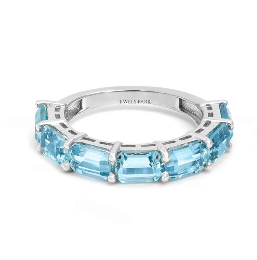Taglio Asscher Anello a mezza fascia con acquamarina naturale in oro 18 carati in vendita