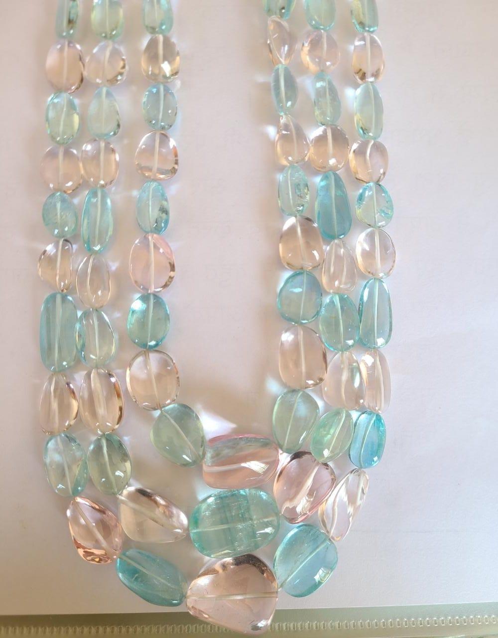 Natürliche Aquamarin & Morganit Perlen drei Strang Halskette (Anglo-indisch) im Angebot