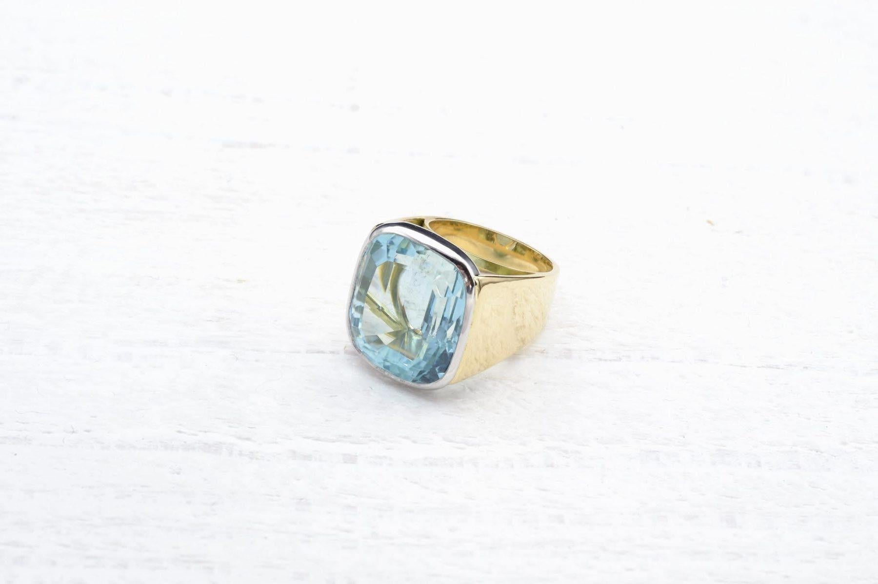 Ball Cut Natural aquamarine of 26.14 carats ring in 18k gold For Sale