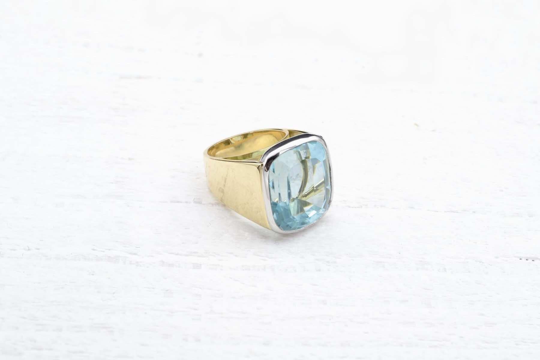 Natural aquamarine of 26.14 carats ring in 18k gold In Good Condition For Sale In PARIS, FR