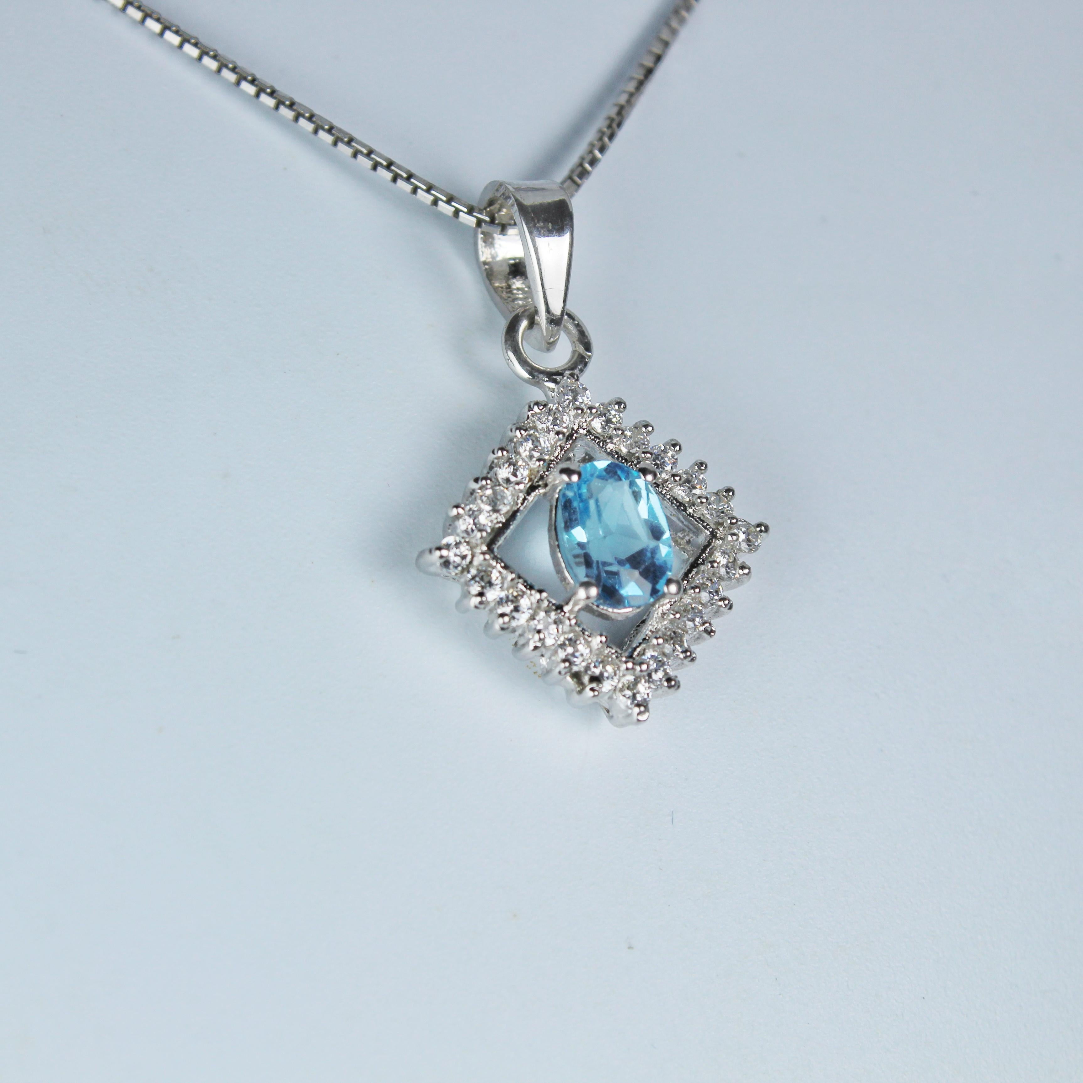 Dettagli del prodotto:

Metallo del ciondolo - Argento Sterling
Diamanti - sintetici
Dimensioni del ciondolo (senza cauzione) - 15 x 15 mm
Peso lordo del ciondolo - 2.47 grammi
Pietra preziosa - Acquamarina
Peso della pietra - 0,50 Carati
Forma