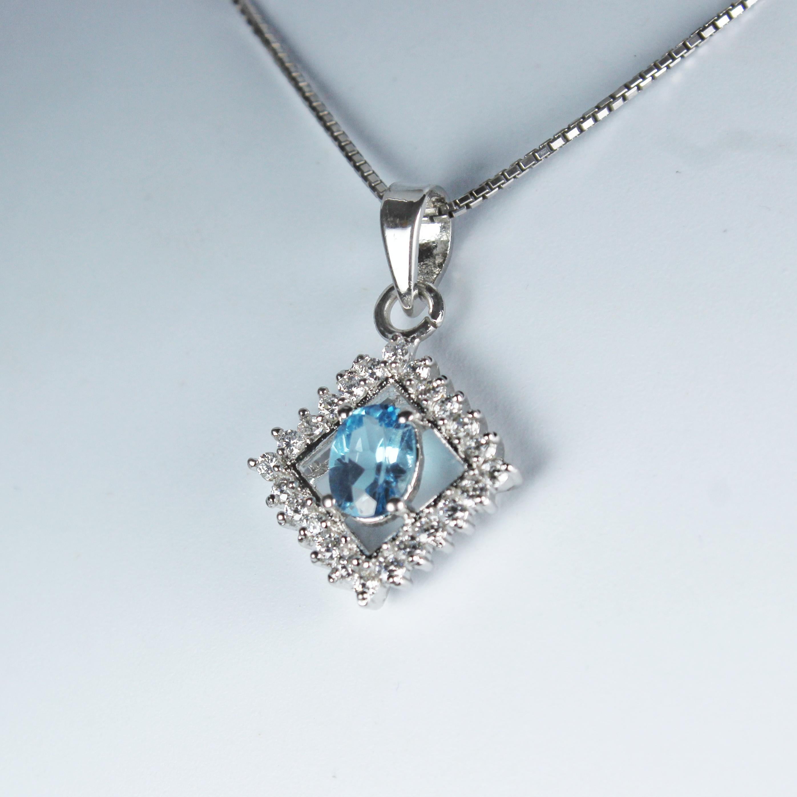 Oval Cut Natural Aquamarine Pendant For Sale