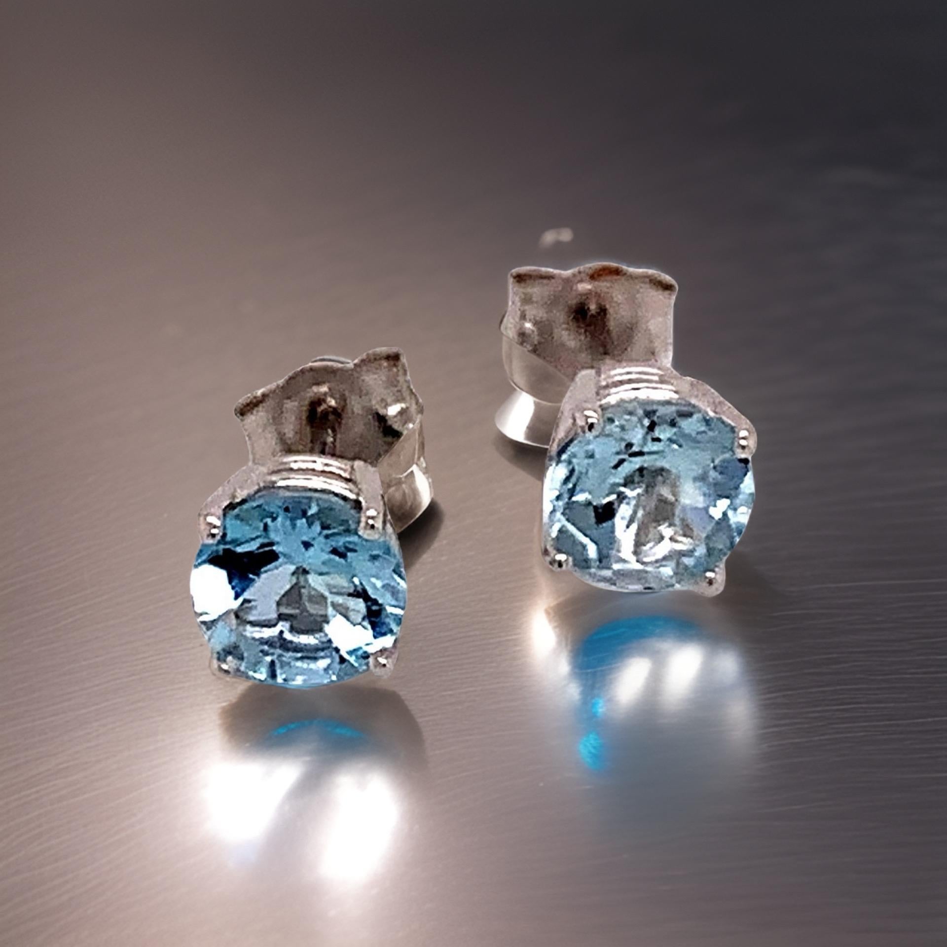 Taille mixte Clous d'oreilles aigue-marine naturelle en or blanc 14 carats certifié 1,0 TCW en vente