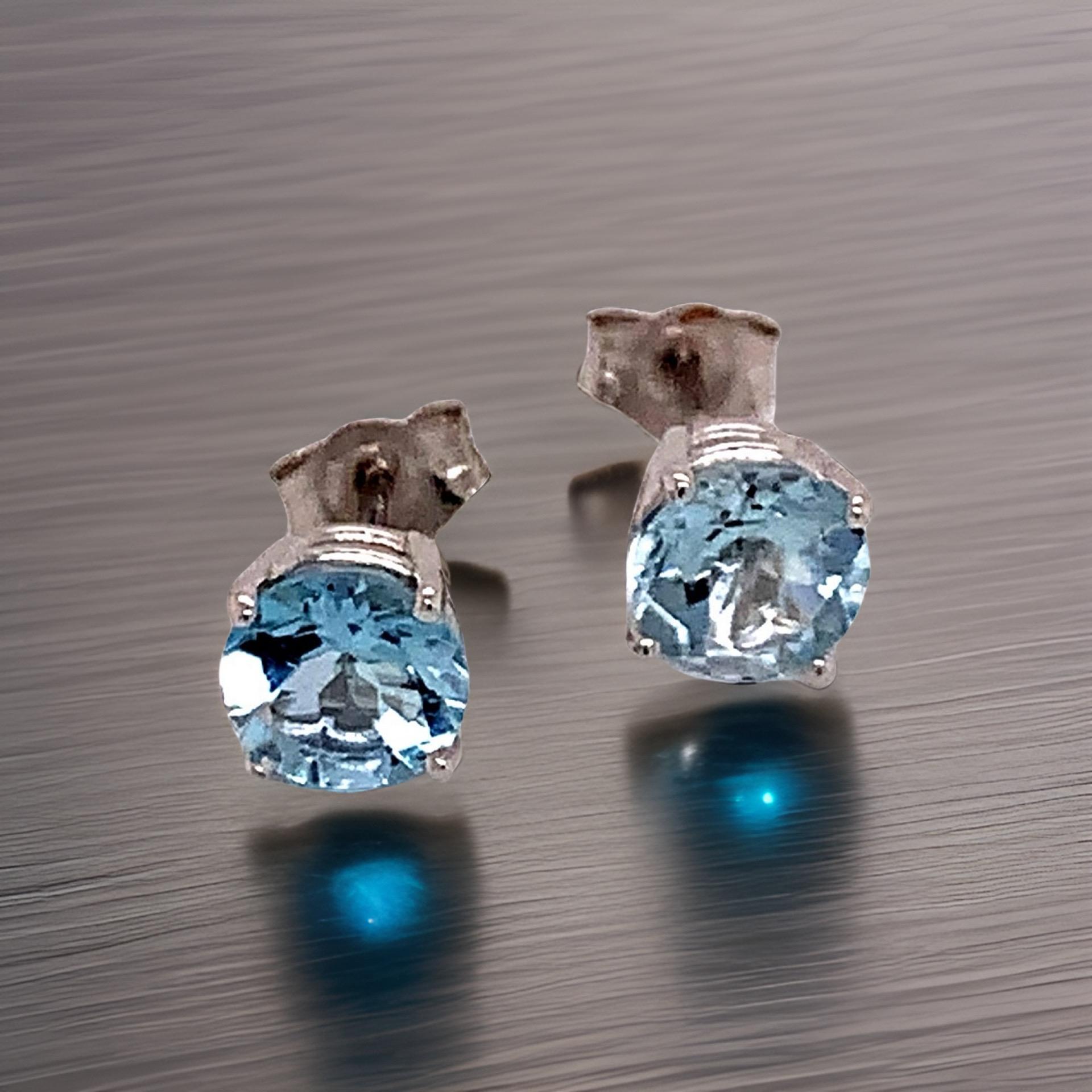 Clous d'oreilles aigue-marine naturelle en or blanc 14 carats certifié 1,0 TCW en vente 4