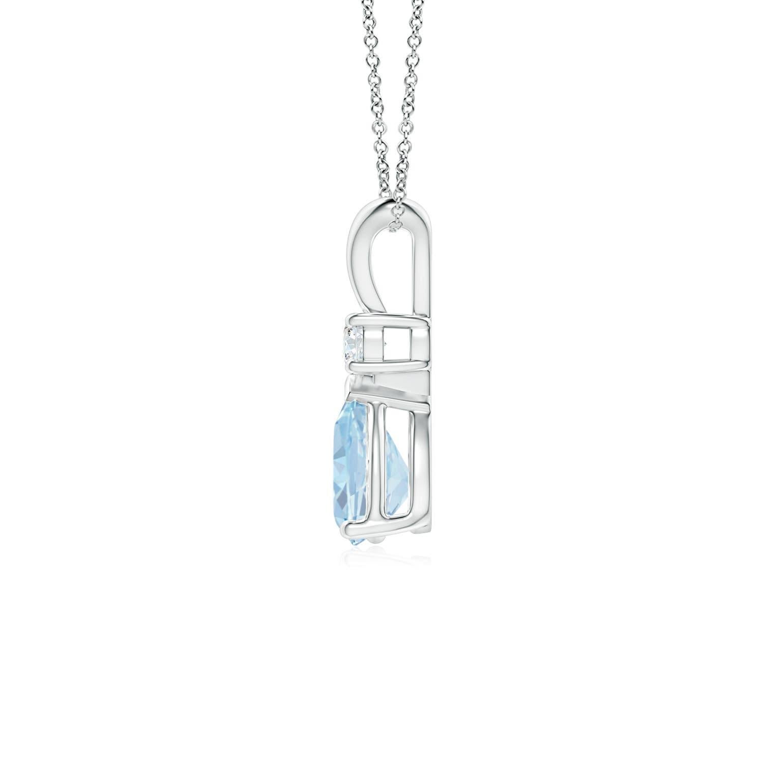 Questo classico ciondolo solitario è caratterizzato da un'acquamarina a forma di pera fissata in una montatura a griffe. Un diamante radioso si trova in cima alla gemma blu pastello e aggiunge un tocco di lucentezza al design. Realizzato in oro
