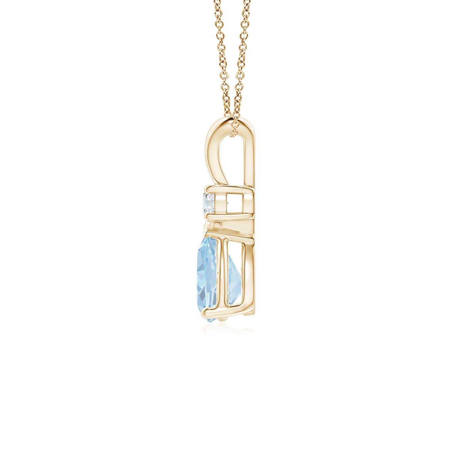 Ce pendentif solitaire classique est orné d'une aigue-marine en forme de poire, sertie dans une monture à griffes. Un diamant rayonnant surmonte la pierre précieuse bleu pastel, ajoutant à l'éclat du modèle. Réalisé en or jaune 18 carats, ce
