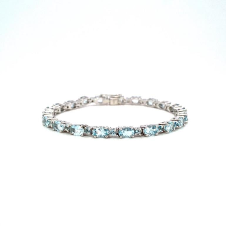 Le bracelet de tennis en aigue-marine naturelle de 12,40 carats en argent sterling met en valeur une aigue-marine naturelle d'un poids de 12,40 carats, étincelante à l'infini. Il mesure 6 pouces de long. 
L'aigue-marine stimule la concentration et