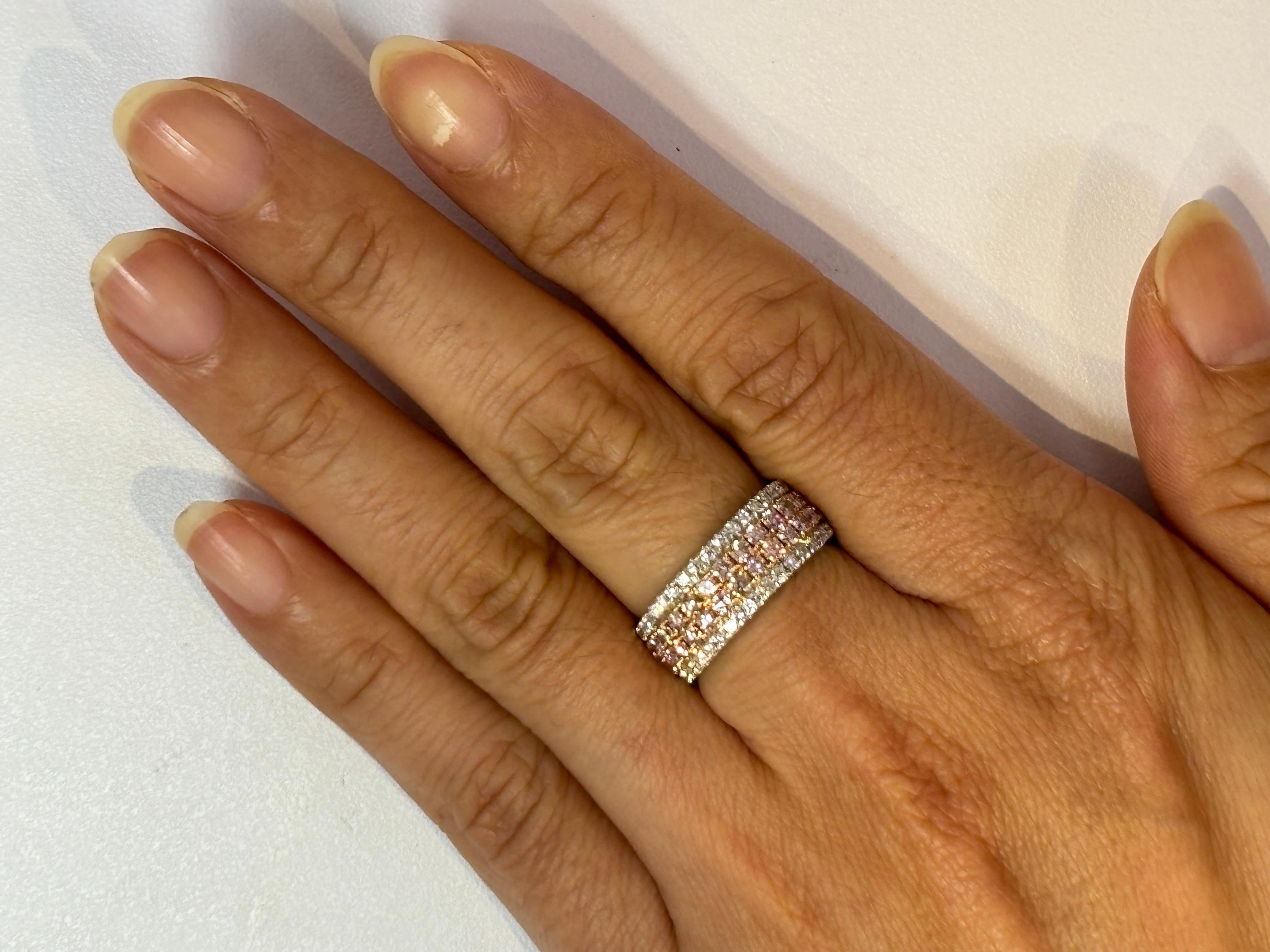 Anello a fascia in platino con diamante rosa naturale Argyle in vendita 1