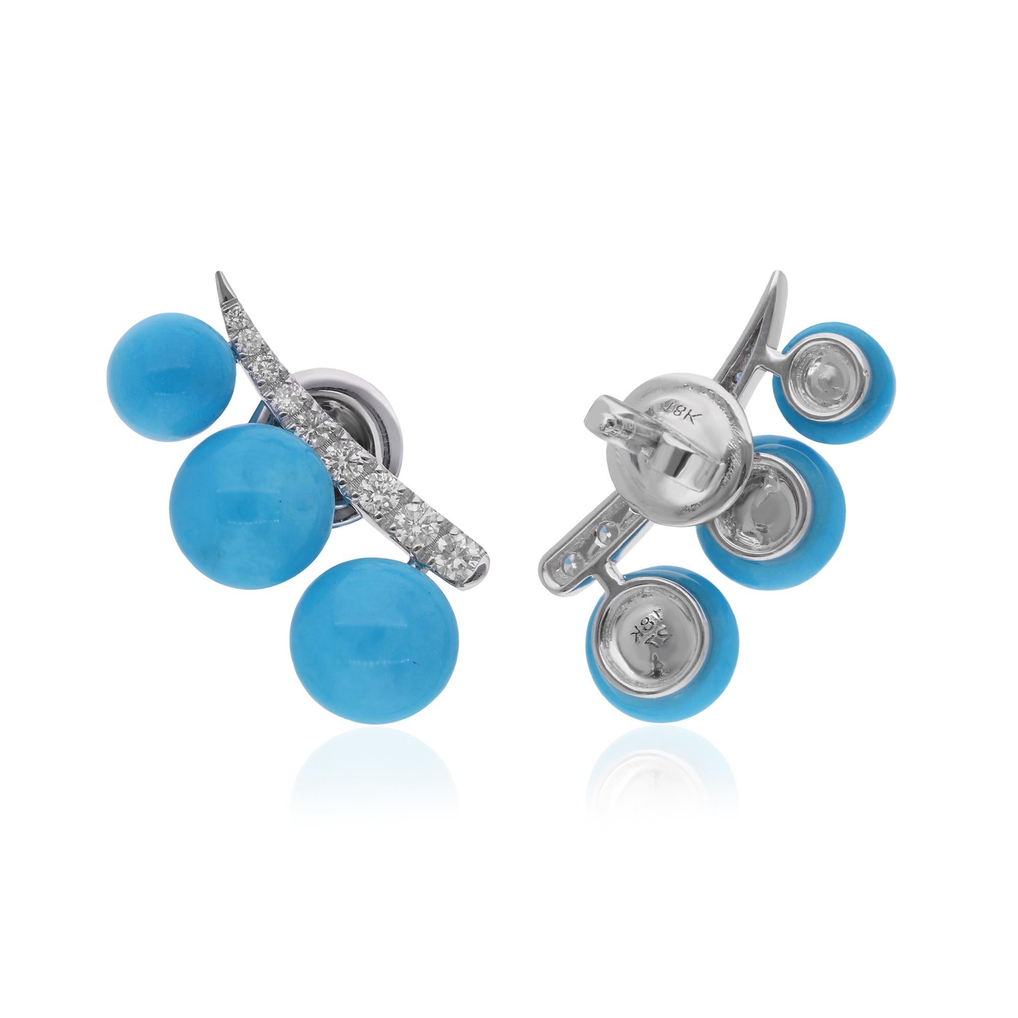 Les pierres précieuses turquoise sont entourées de diamants étincelants, méticuleusement sertis dans d'élégantes montures en or blanc 18 carats. Ces diamants, choisis pour leur brillance et leur clarté exceptionnelles, ajoutent une touche d'éclat