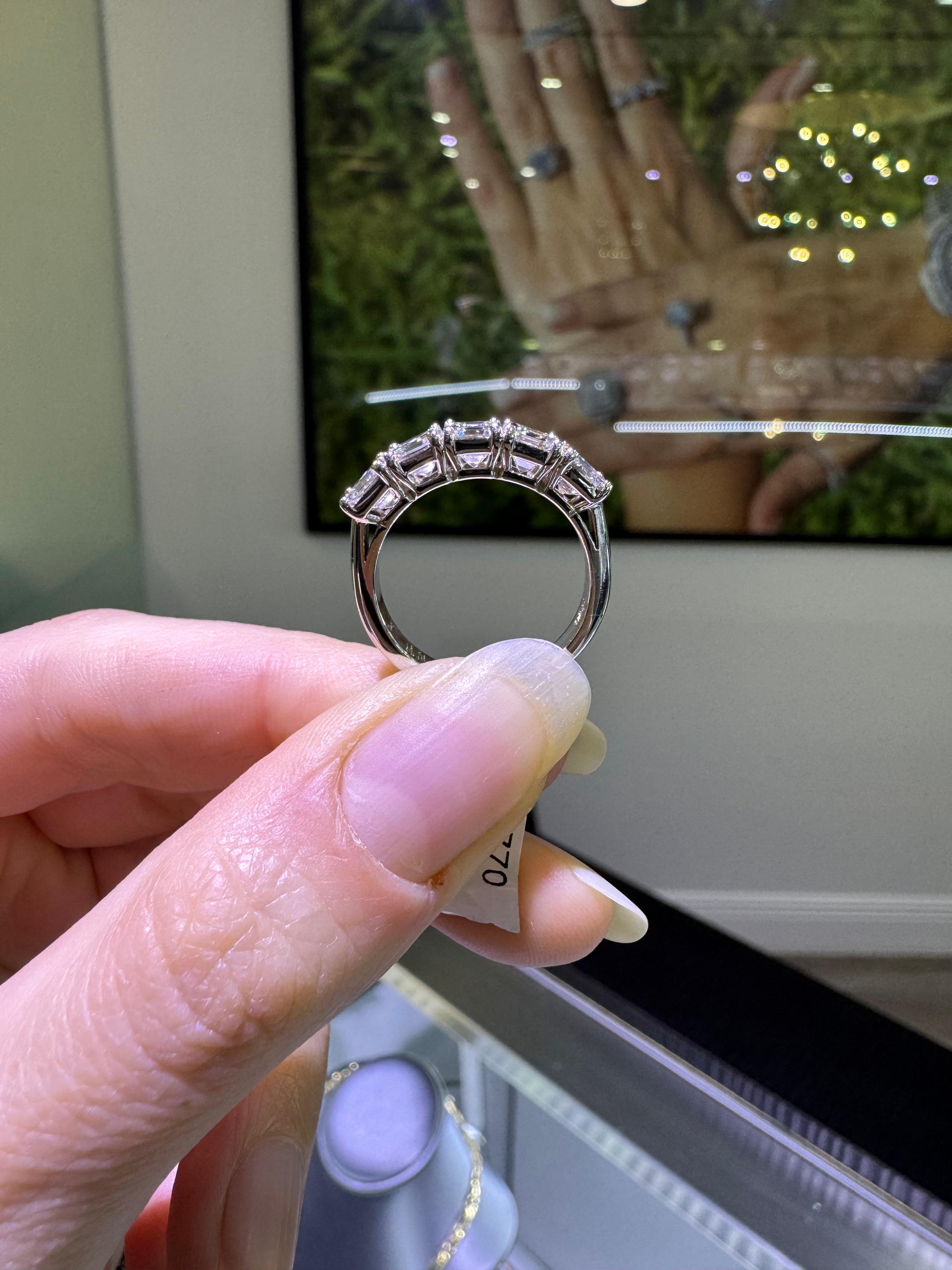 Anillo de 5 piedras de 14 quilates con diamantes naturales talla Asscher En Stock en venta 1