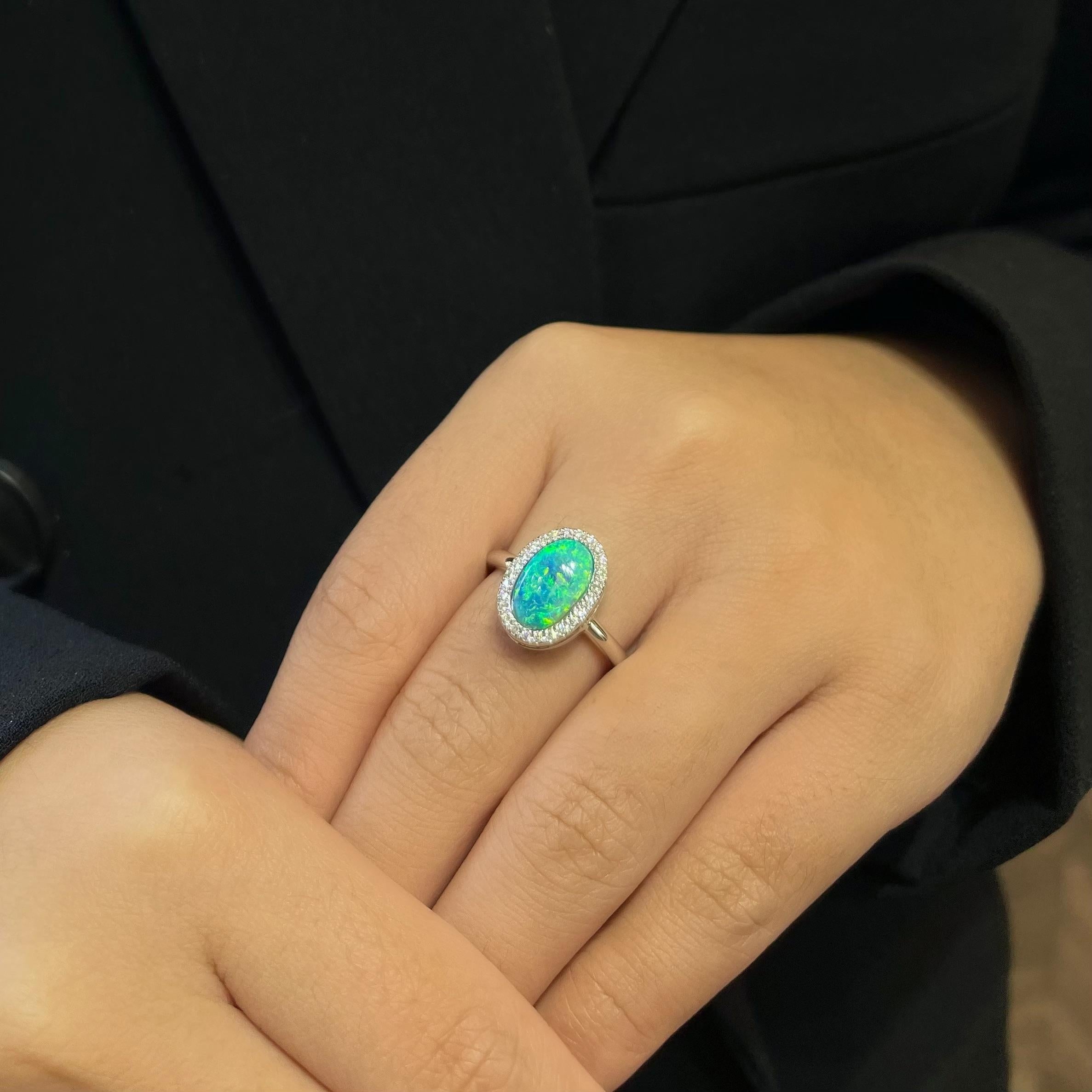 Unquestionably elegant, “Giselle” opal ring captivates with its cool green colour-play. The colours of this 2.73 carat black opal from Lightning Ridge are drawn out by 26 brilliant-cut (0.118ct) and 35 baguette-cut diamonds (0.467ct). A simple
