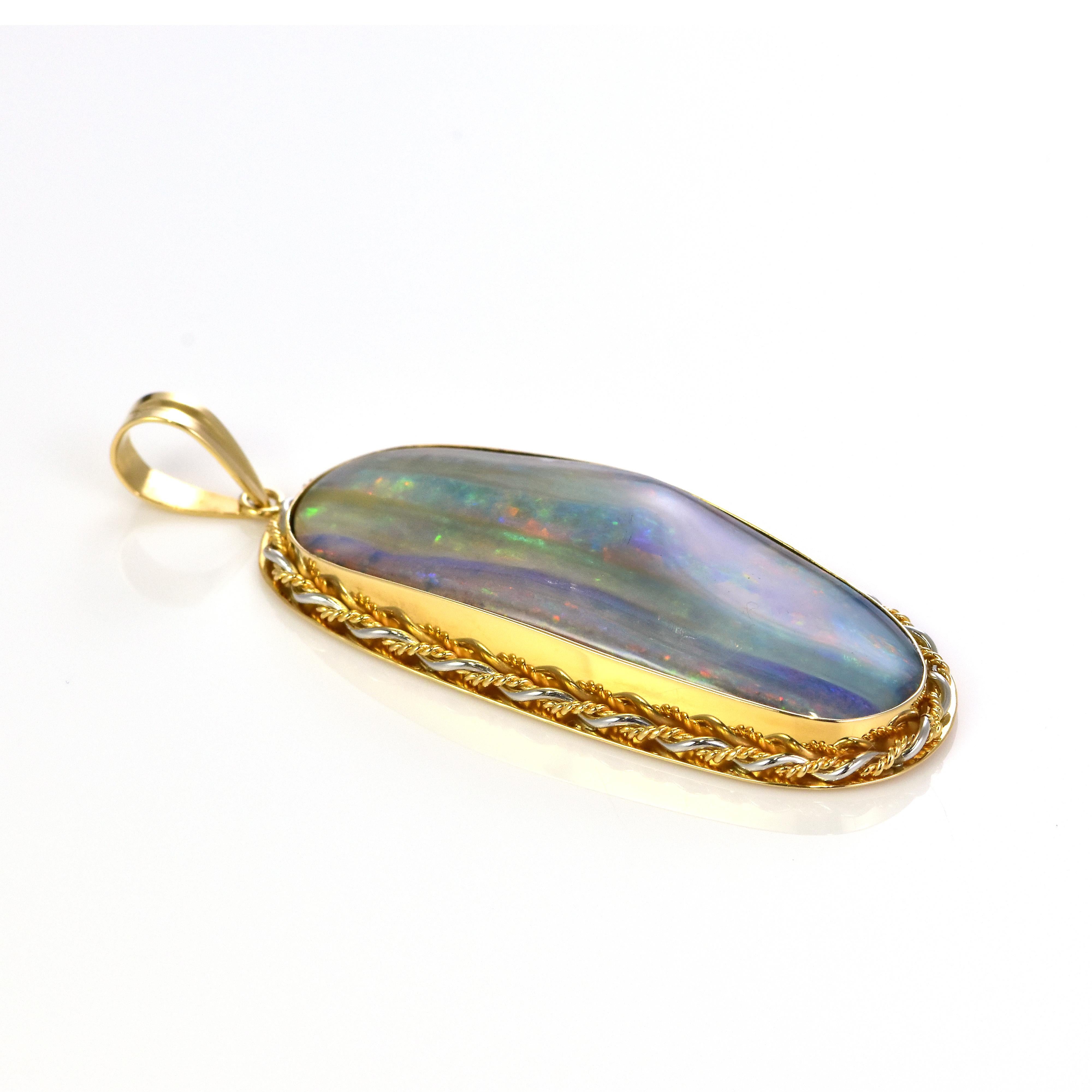 Moderno Opale Boulder australiano naturale e ciondolo con diamante, realizzato in oro 18 carati e platino. in vendita