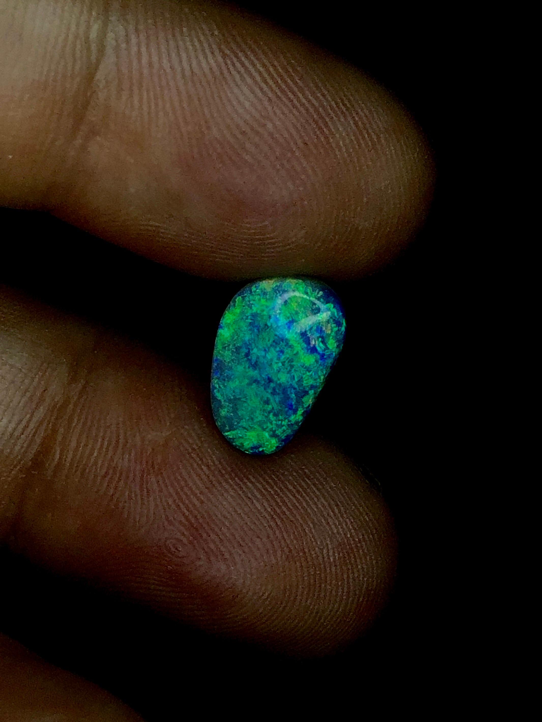 Introducing an exquisite marvel of nature: the Natural Australian Opal, ablaze with the fire of the heavens! This majestic collector's item, GRS certified and originating from the land down under, is a testament to the unparalleled beauty of