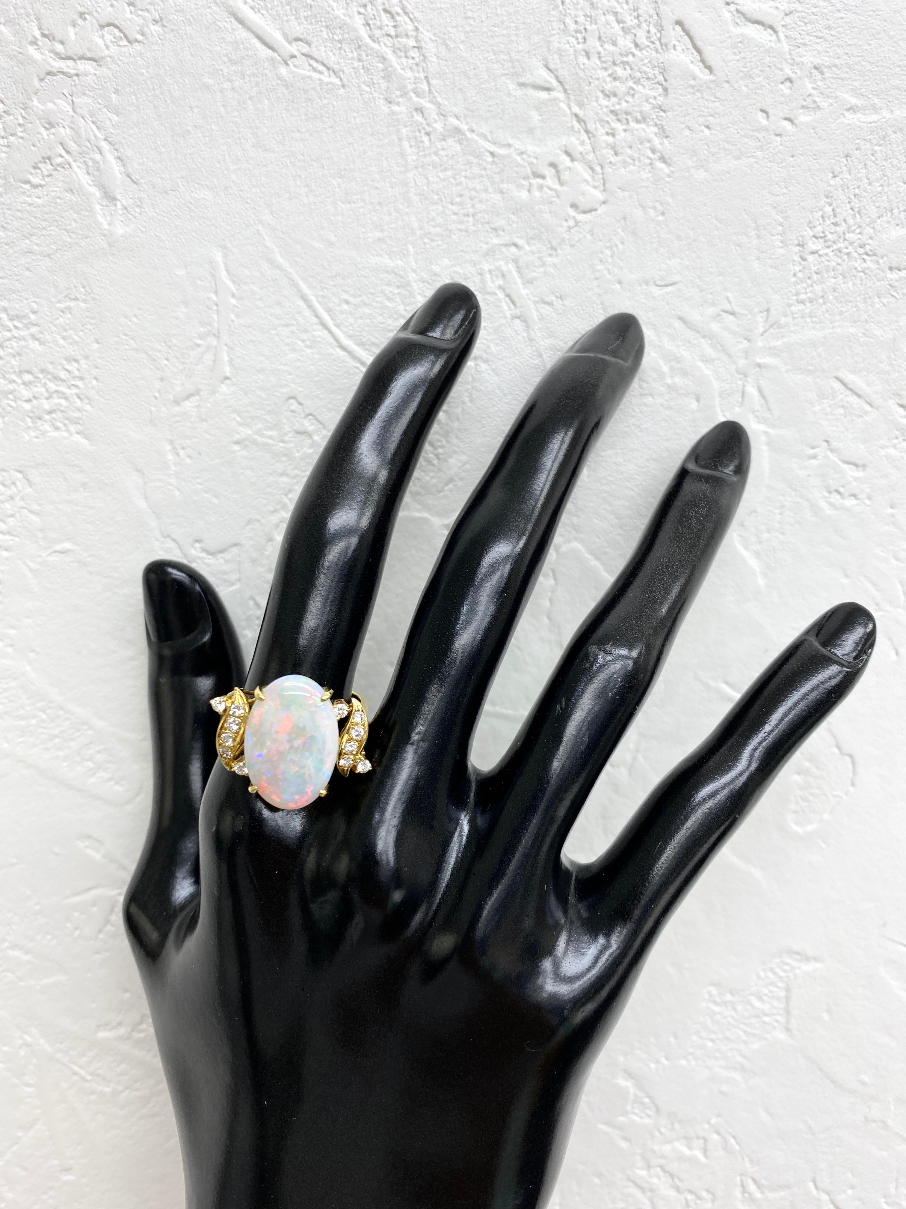 Bague en or jaune 18 carats sertie d'opale blanche naturelle d'Australie et de diamants Pour femmes en vente