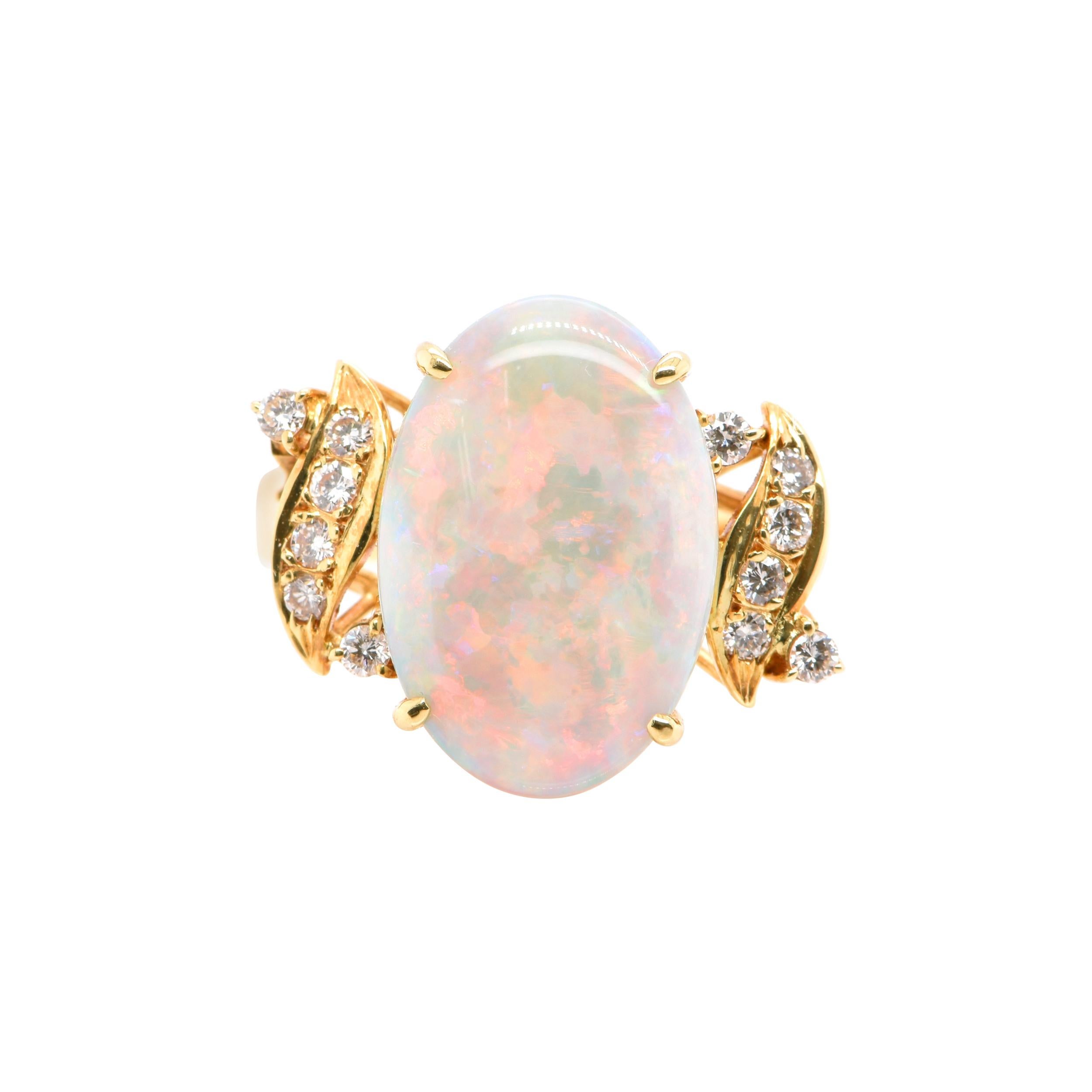Bague en or jaune 18 carats sertie d'opale blanche naturelle d'Australie et de diamants en vente