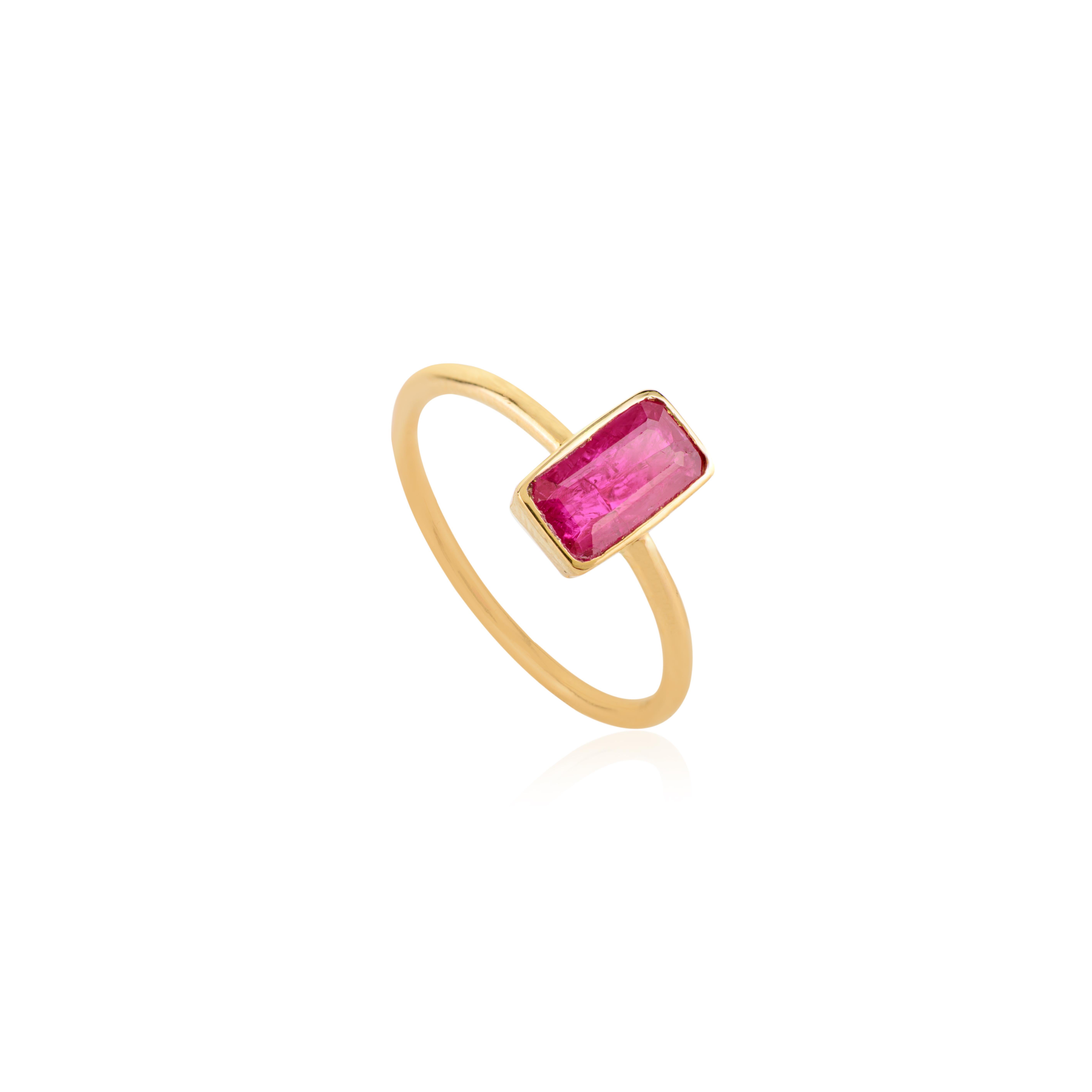 En venta: Natural Baguette-Cut Solitaire Ruby Ring in 18k Yellow Gold Everyday Wear  3