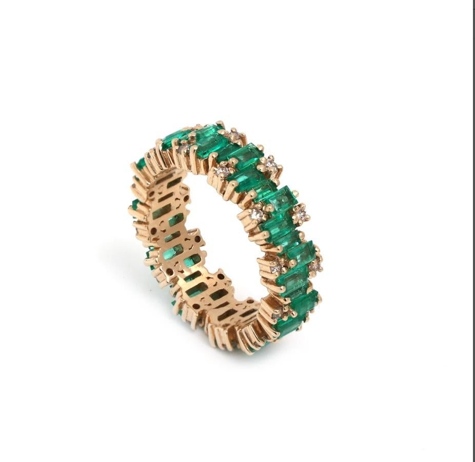 Anello eternità con diamante smeraldo taglio baguette, oro  Anello d'oro con smeraldo naturale e design a zig zag  Anello eternità con diamante smeraldo in oro

DETTAGLI DELLA GEMMA :
✦ Pietra preziosa : Smeraldo
✦ Tipo di gemma : Nature
✦