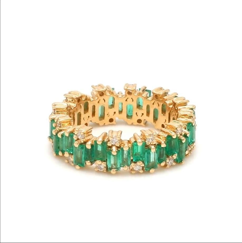 Anello a fascia per l'eternità con smeraldo naturale taglio baguette Zig Zag, oro 18 carati in vendita 2