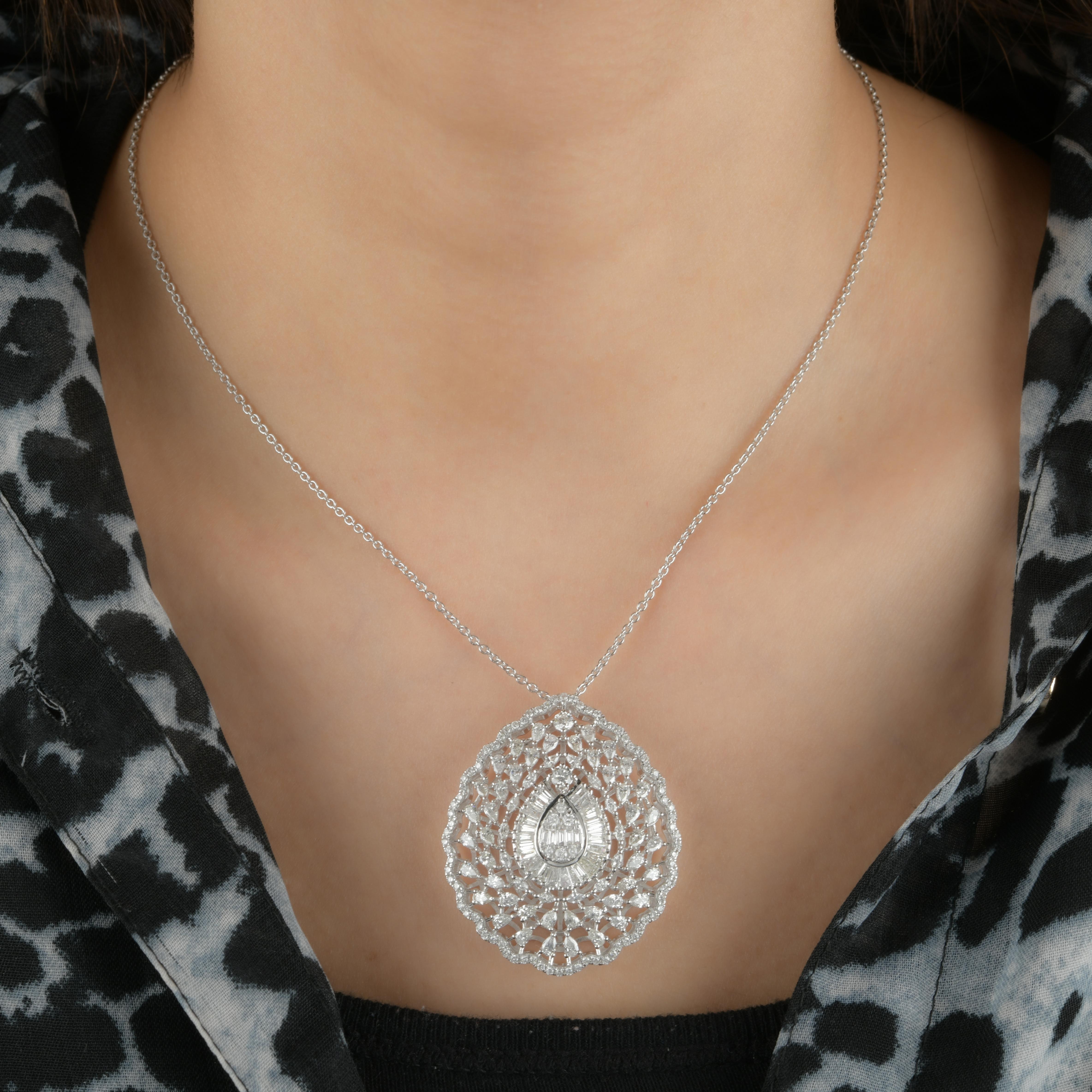 Un pendentif orné d'un diamant baguette naturel en forme de poire, serti dans de l'or blanc 18 carats, est un beau et élégant bijou fait main. Le pendentif présente généralement un seul diamant de taille baguette comme pièce maîtresse dans un design