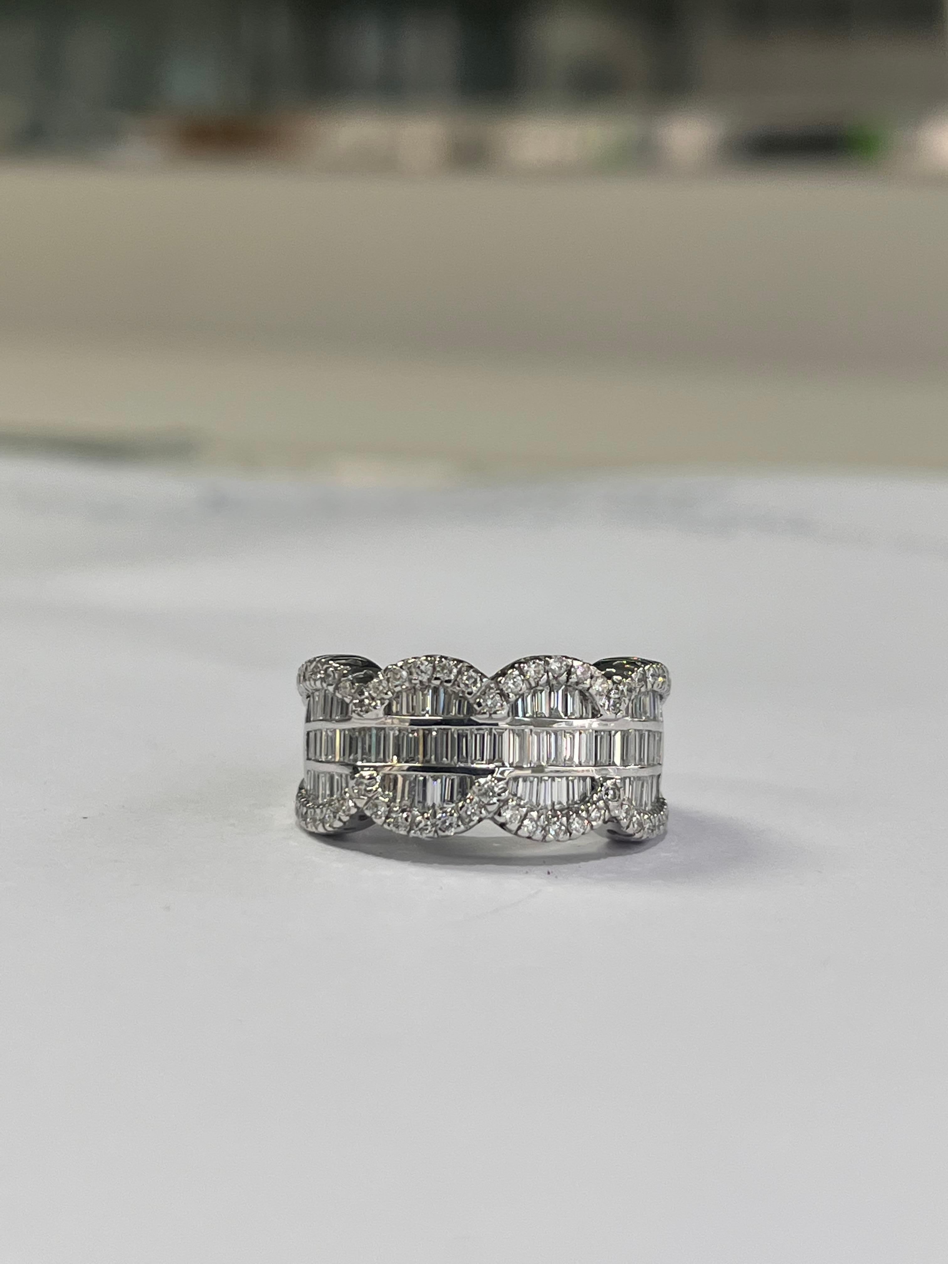 Natural Baguette Diamonds Art Deco Style Band/ Bridal Ring Set in 18K White Gold In New Condition For Sale In Hong Kong, HK