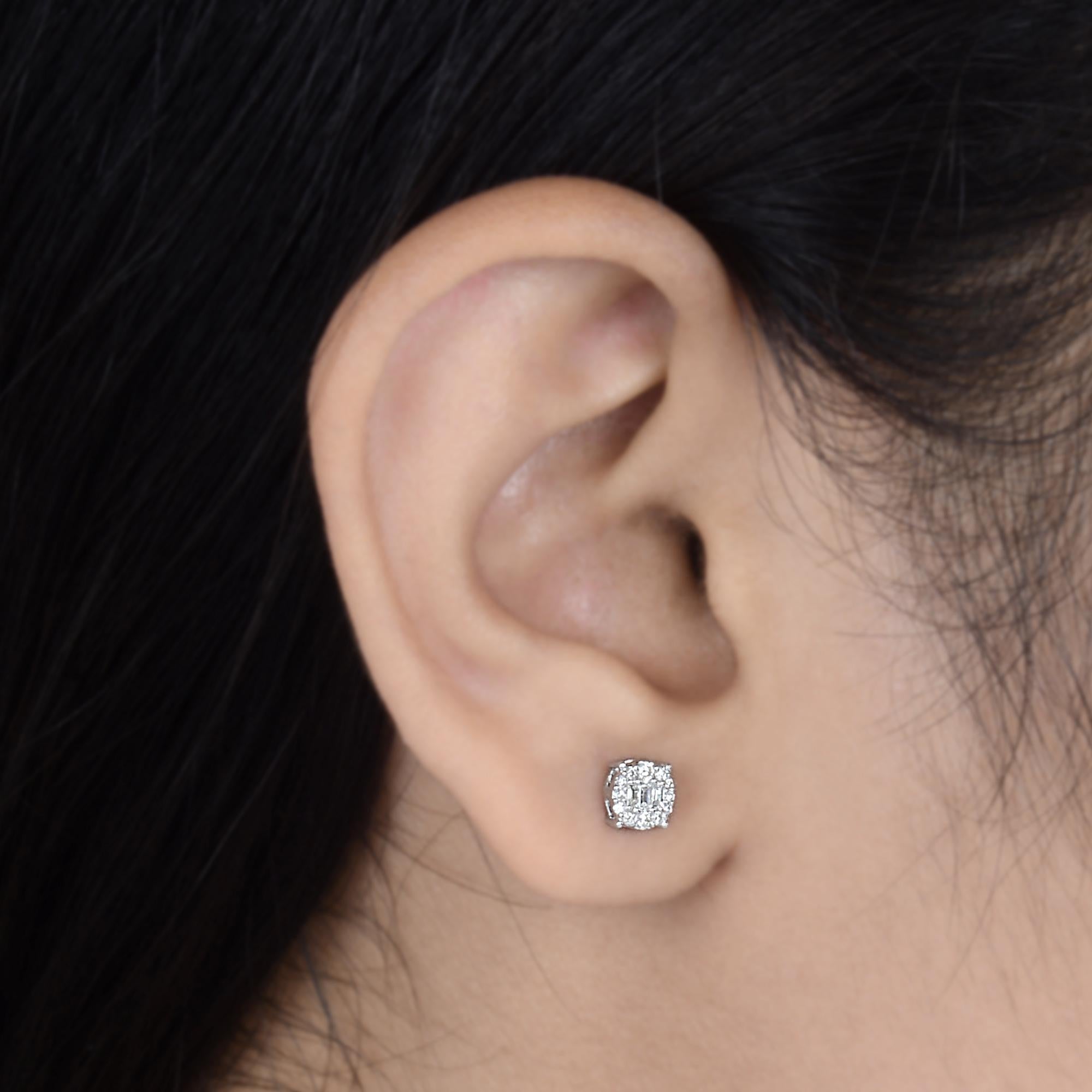 Moderne Clous d'oreilles minimalistes en or blanc 10 carats avec diamants baguettes naturels de 0,23 carat en vente