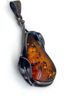 Colgante Foliado Vintage de Ámbar Báltico Natural y Plata. Letonia, hacia la década de 1970.