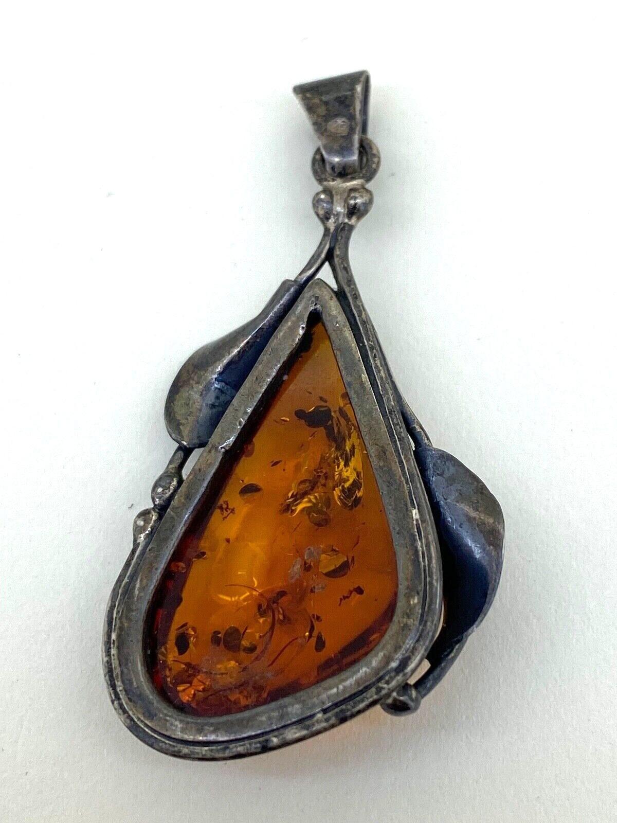 Cabochon Ciondolo in ambra baltica naturale e argento con foglie d'epoca. Lettonia, circa anni '70. in vendita