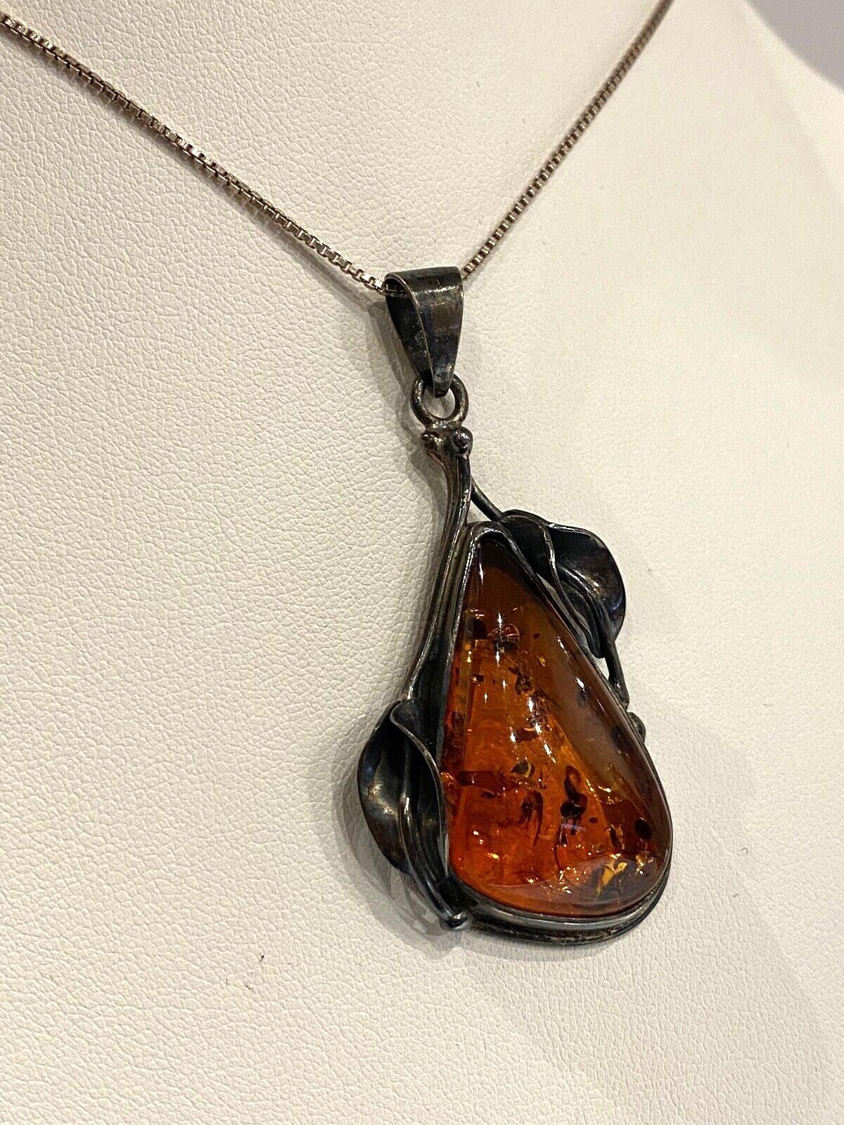 Ciondolo in ambra baltica naturale e argento con foglie d'epoca. Lettonia, circa anni '70. In condizioni ottime in vendita a MELBOURNE, AU