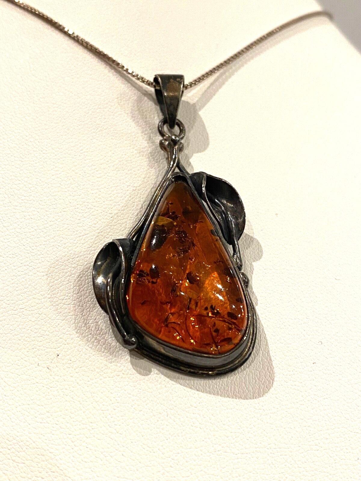 Donna Ciondolo in ambra baltica naturale e argento con foglie d'epoca. Lettonia, circa anni '70. in vendita